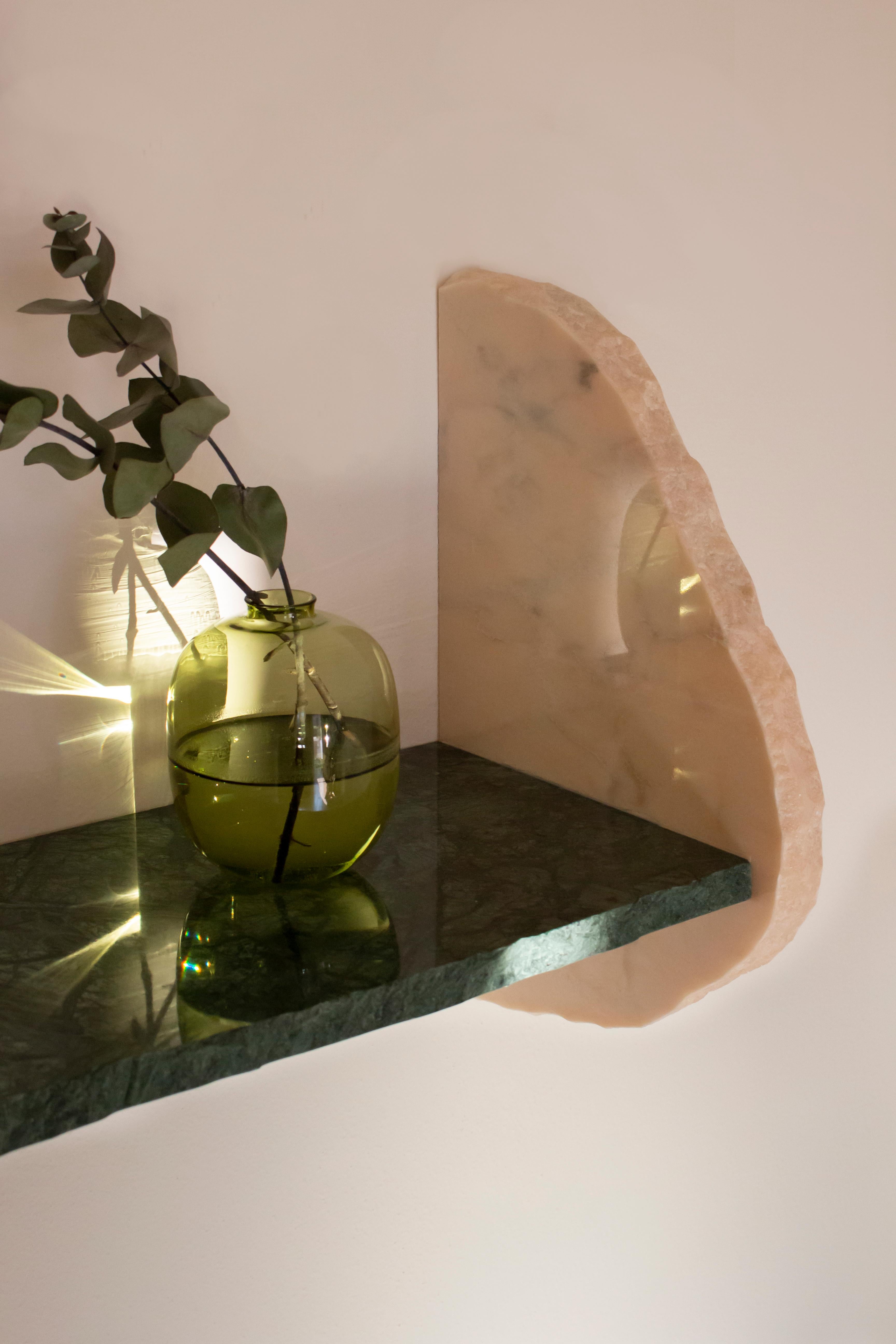 Zeitgenössisches Regal aus gemischtem Marmor des 21. Jahrhunderts, handgefertigt in Italien von Ilaria Bianchi (21. Jahrhundert und zeitgenössisch) im Angebot