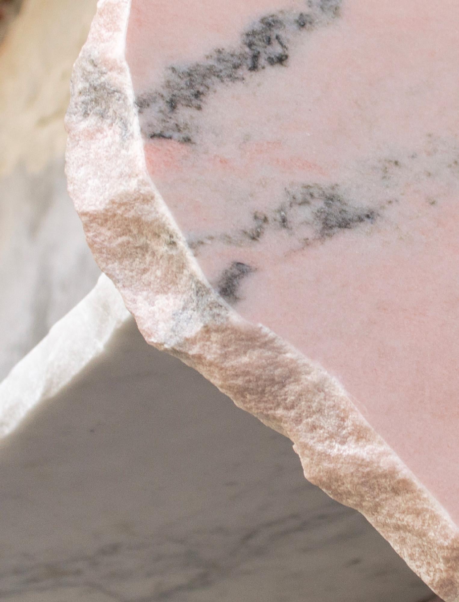 Dieses einzigartige Design-Regal wird komplett in Carrara handgefertigt, wobei Marmor-Elemente aus dem Produktionszyklus erhalten bleiben. Duo Shelf ist ein Produkt des nachhaltigen Designs, das die Kreislaufwirtschaft fördert und aus geretteten