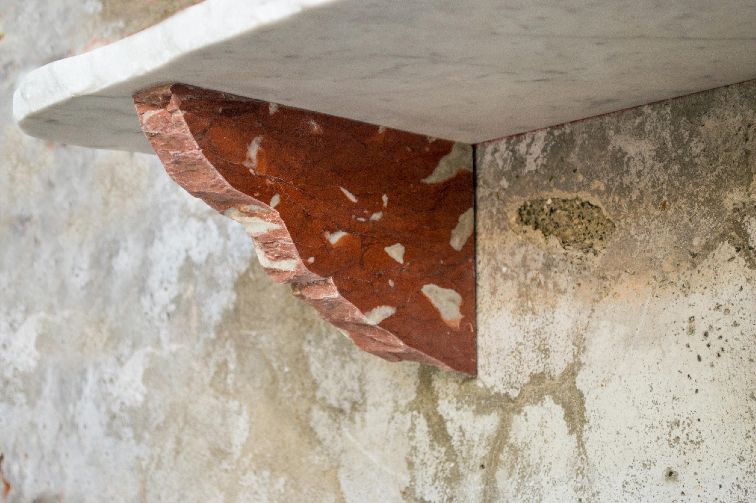 Zeitgenössisches Regal aus gemischtem Marmor des 21. Jahrhunderts, handgefertigt, Italien, von Ilaria Bianchi (Handgeschnitzt) im Angebot
