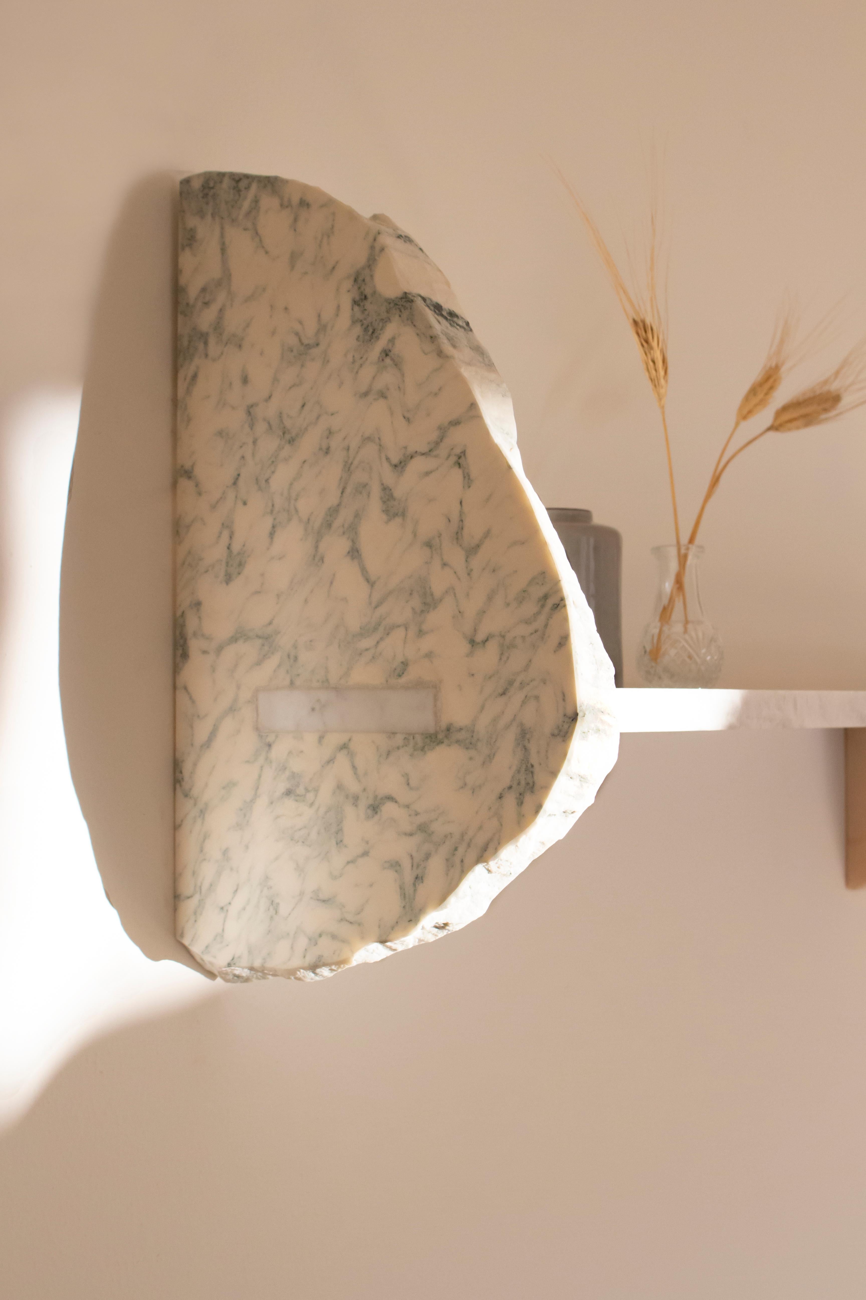Intagliato a mano Mensola in marmo misto del XXI secolo realizzata a mano in Italia da Ilaria Bianchi in vendita
