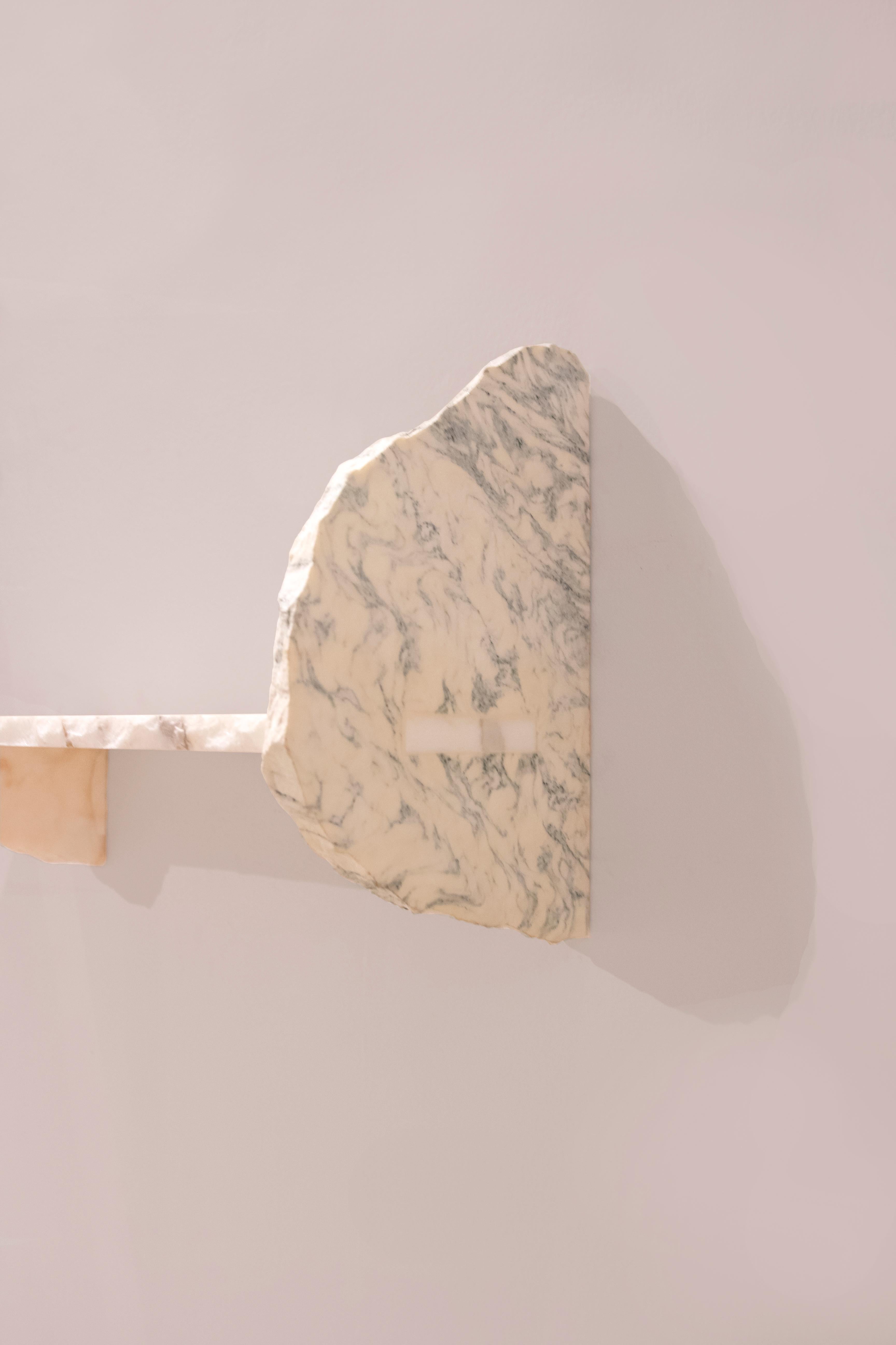 Zeitgenössisches Regal aus gemischtem Marmor des 21. Jahrhunderts, handgefertigt, Italien, von Ilaria Bianchi im Zustand „Neu“ im Angebot in Milan, IT