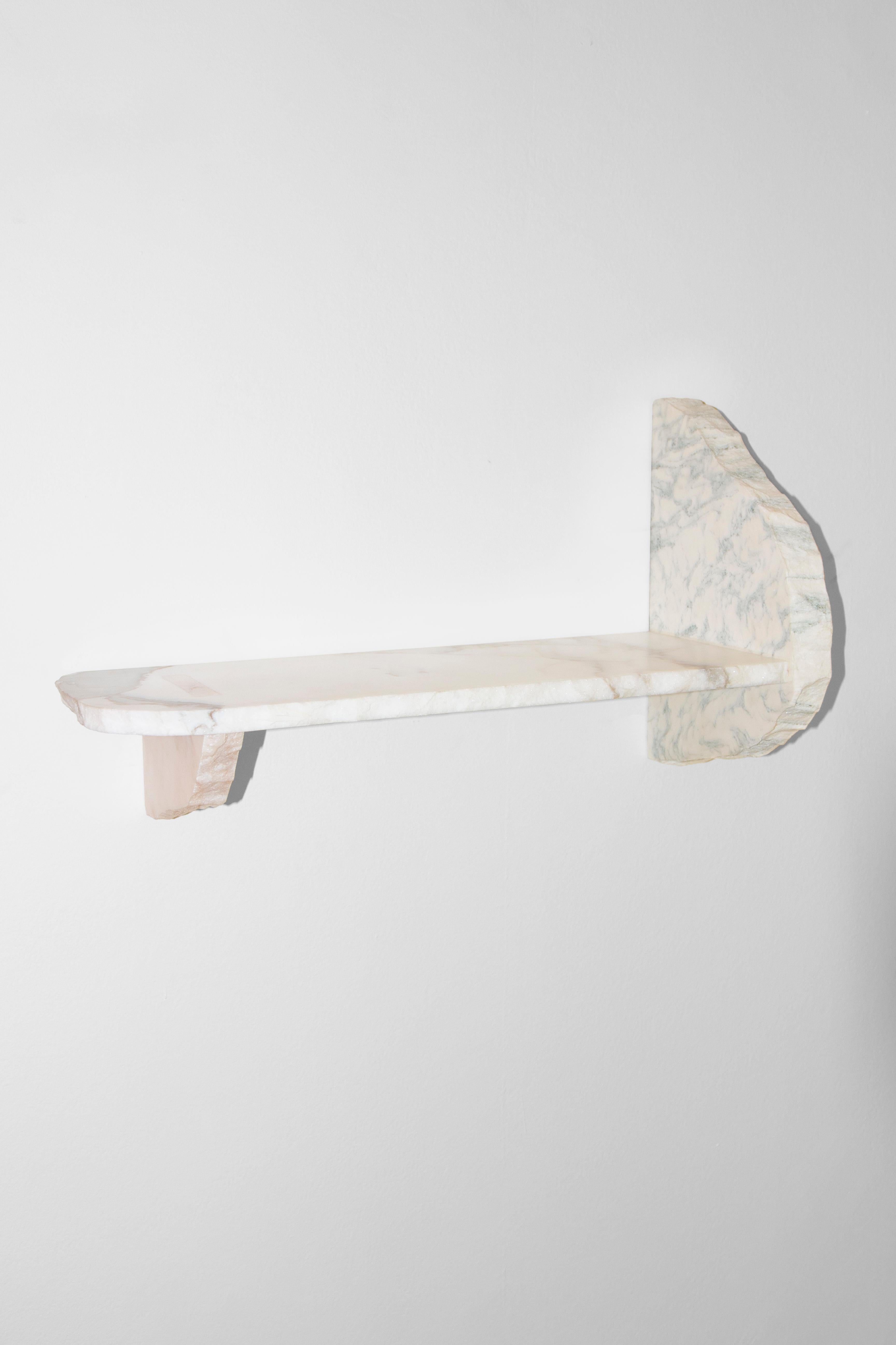 Zeitgenössisches Regal aus gemischtem Marmor des 21. Jahrhunderts, handgefertigt, Italien, von Ilaria Bianchi (21. Jahrhundert und zeitgenössisch) im Angebot