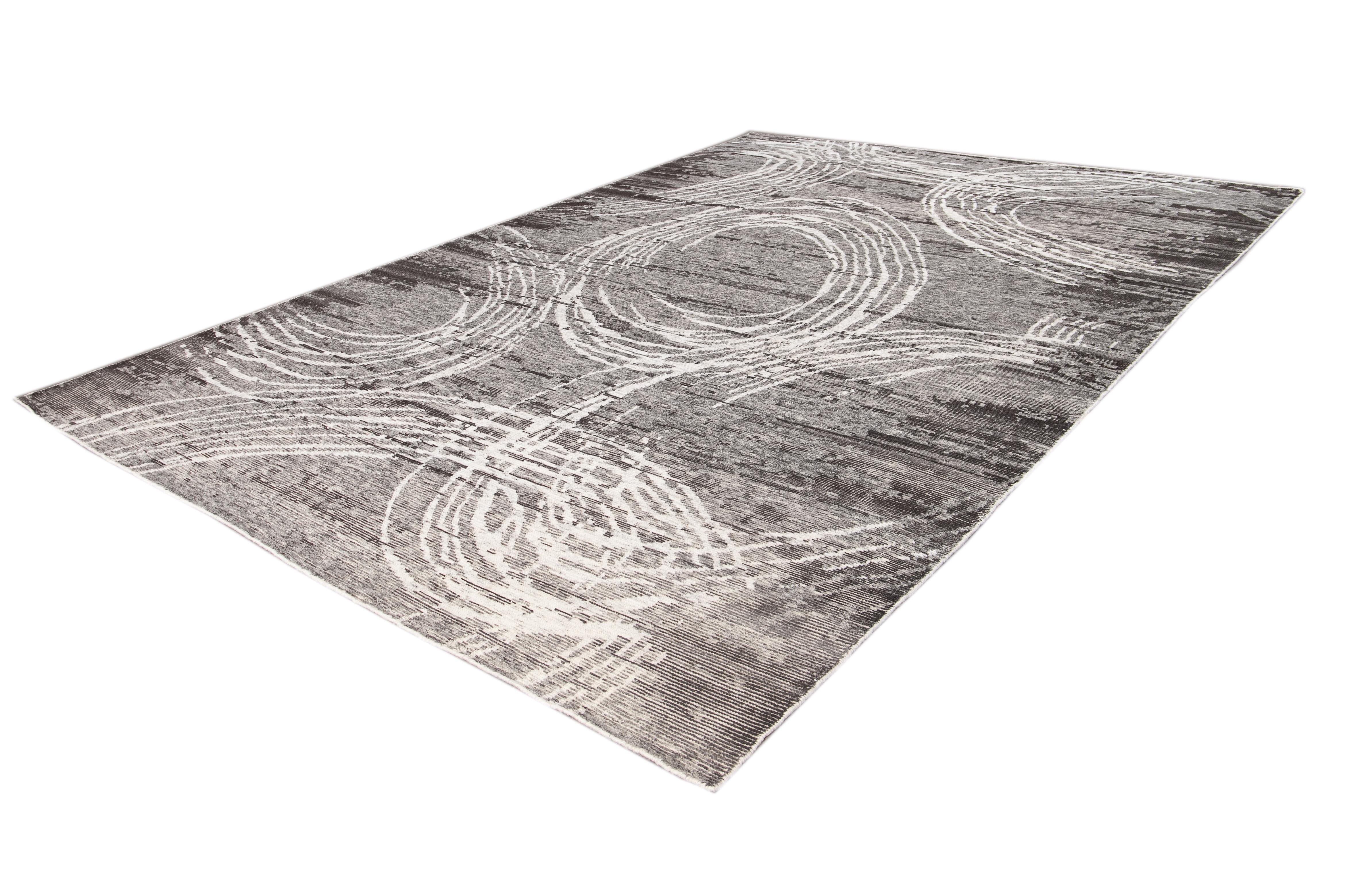 Beautiful Modern Soumak Style Distressed Indian Rug, a hand-knotted wool rug with a gray field and white accents with an all-over circle design.

This rug measures 9' 9