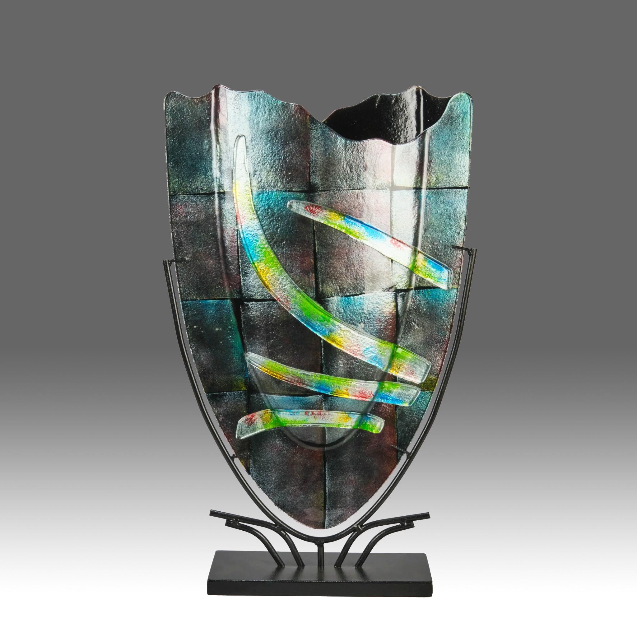 Un vaso modernista in vetro soffiato a mano con un design multicolore di motivi astratti colorati in omaggio al grande artista Pablo Picasso. Innalzato in un supporto in ferro battuto realizzato su misura. Una formazione di pezzi di vetro fuso con