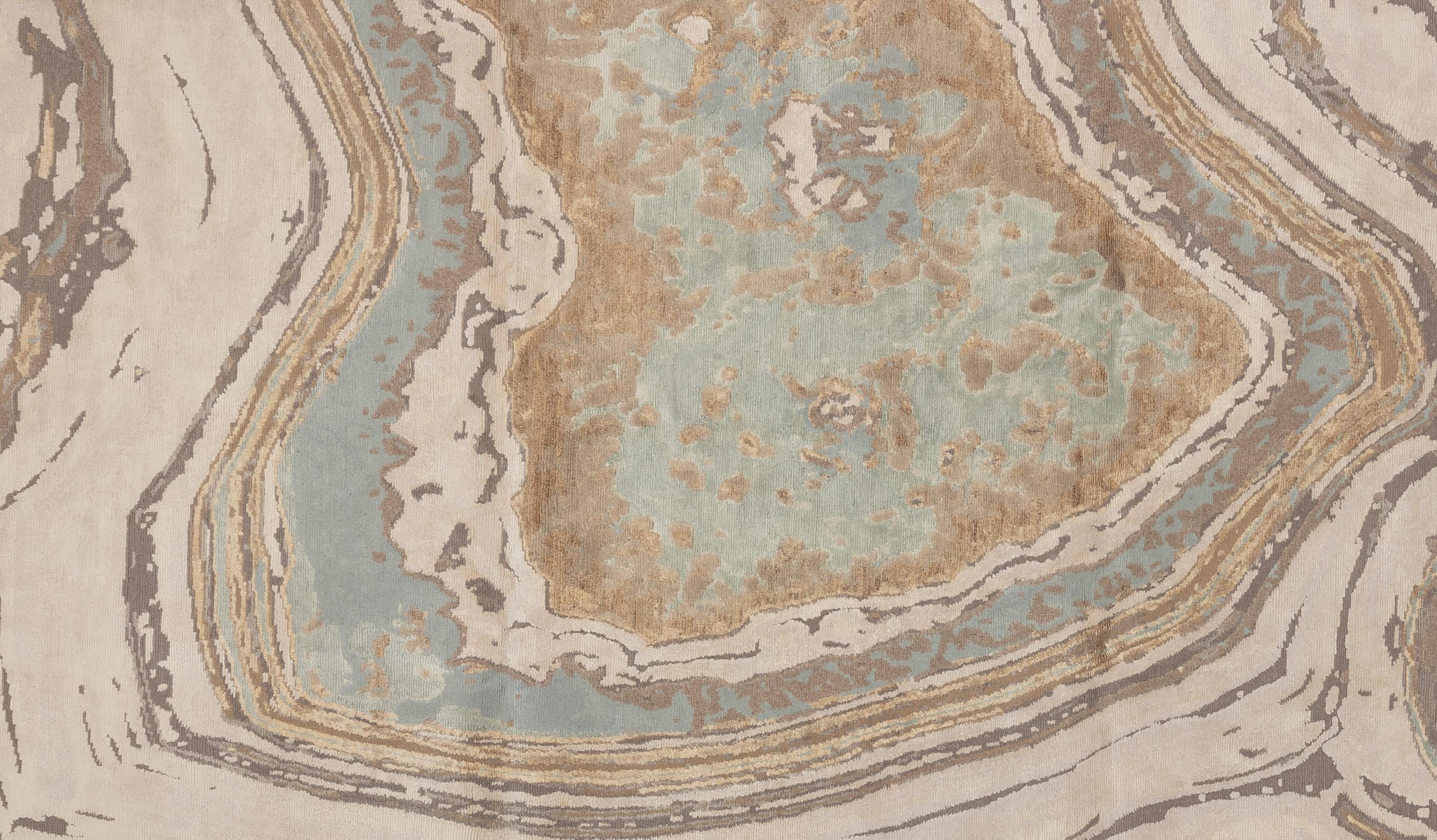 Verschönern Sie Ihr Zuhause mit diesem luxuriösen, modernen Teppich aus Seide und Wolle, der in sorgfältiger Handarbeit in Nepal hergestellt wurde. Dieses exquisite Stück zeichnet sich durch eine atemberaubende Palette an leuchtenden Farbtönen aus,