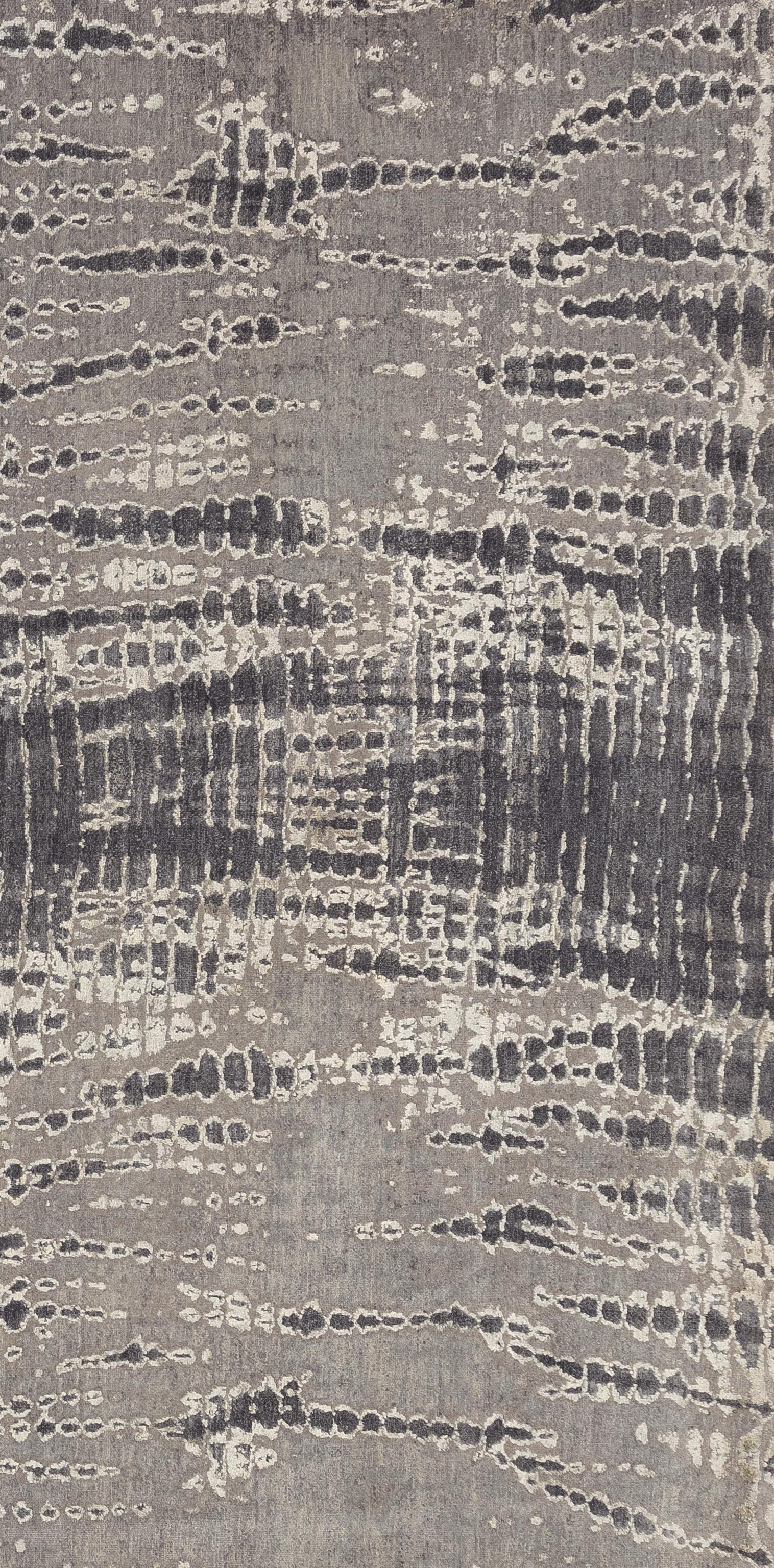 Valorizza la tua casa con questo bellissimo tappeto contemporaneo, meticolosamente realizzato a mano in India. Questo pezzo squisito è caratterizzato da una straordinaria gamma di tonalità, che creano un centrotavola visivamente accattivante per