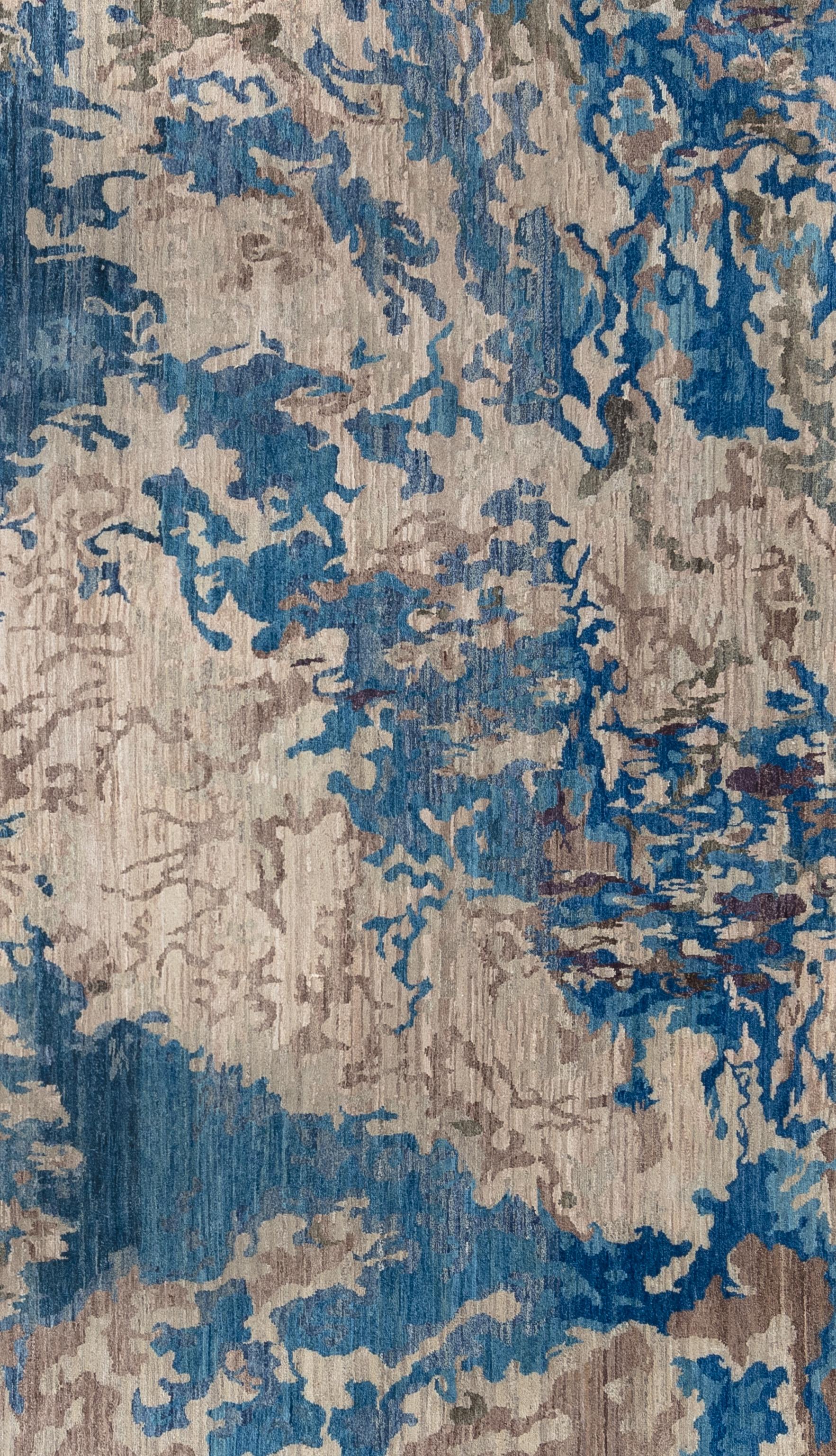 Realza tu hogar con esta hermosa alfombra contemporánea, meticulosamente elaborada a mano en la India. Esta exquisita pieza presenta una impresionante gama de tonos, creando un centro de mesa visualmente cautivador para cualquier habitación. La