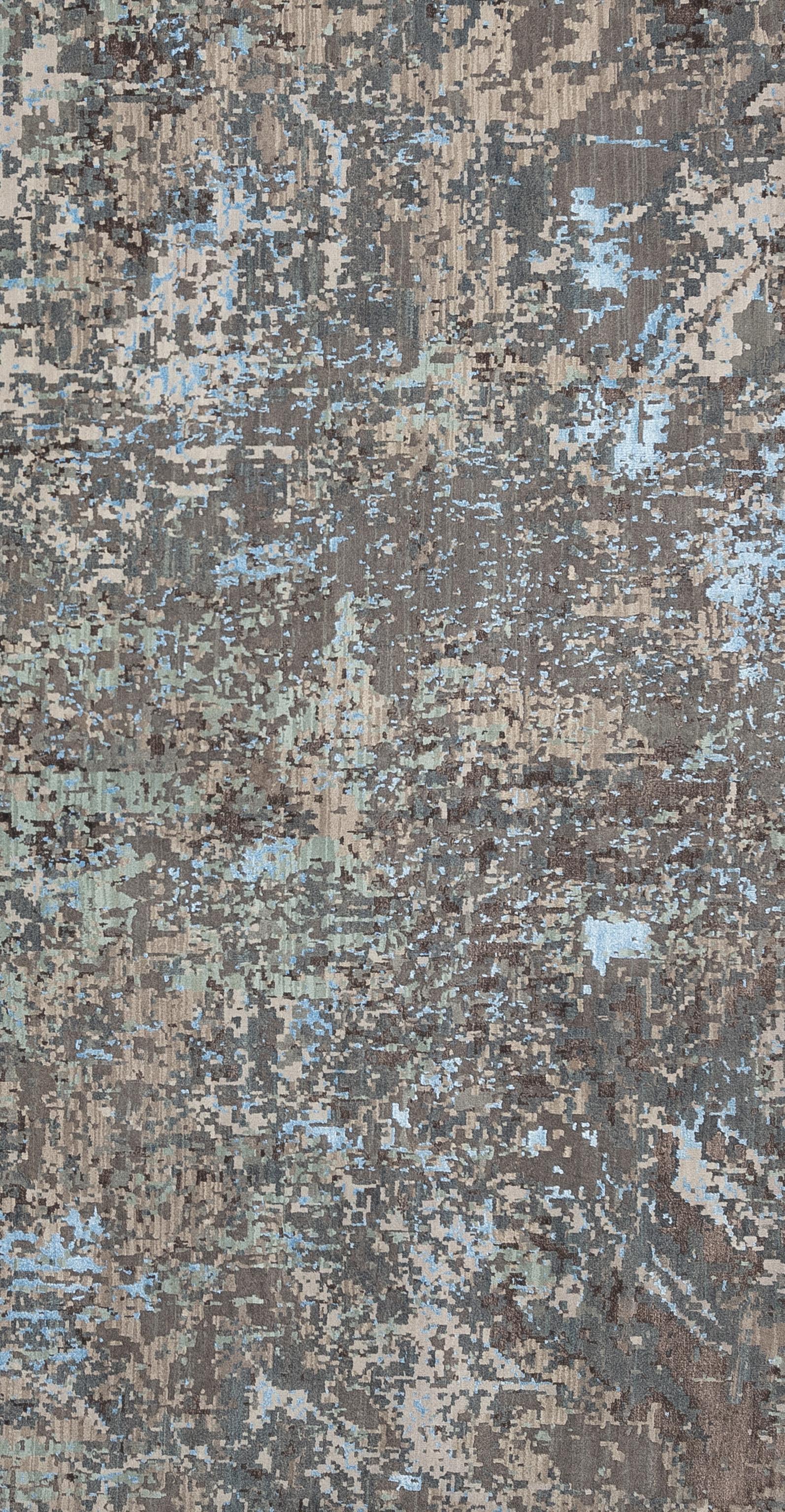 Verschönern Sie Ihr Zuhause mit diesem schönen zeitgenössischen Teppich, der in sorgfältiger Handarbeit in Indien hergestellt wird. Dieses exquisite Stück zeichnet sich durch eine atemberaubende Palette von Farbtönen aus und ist ein visuell