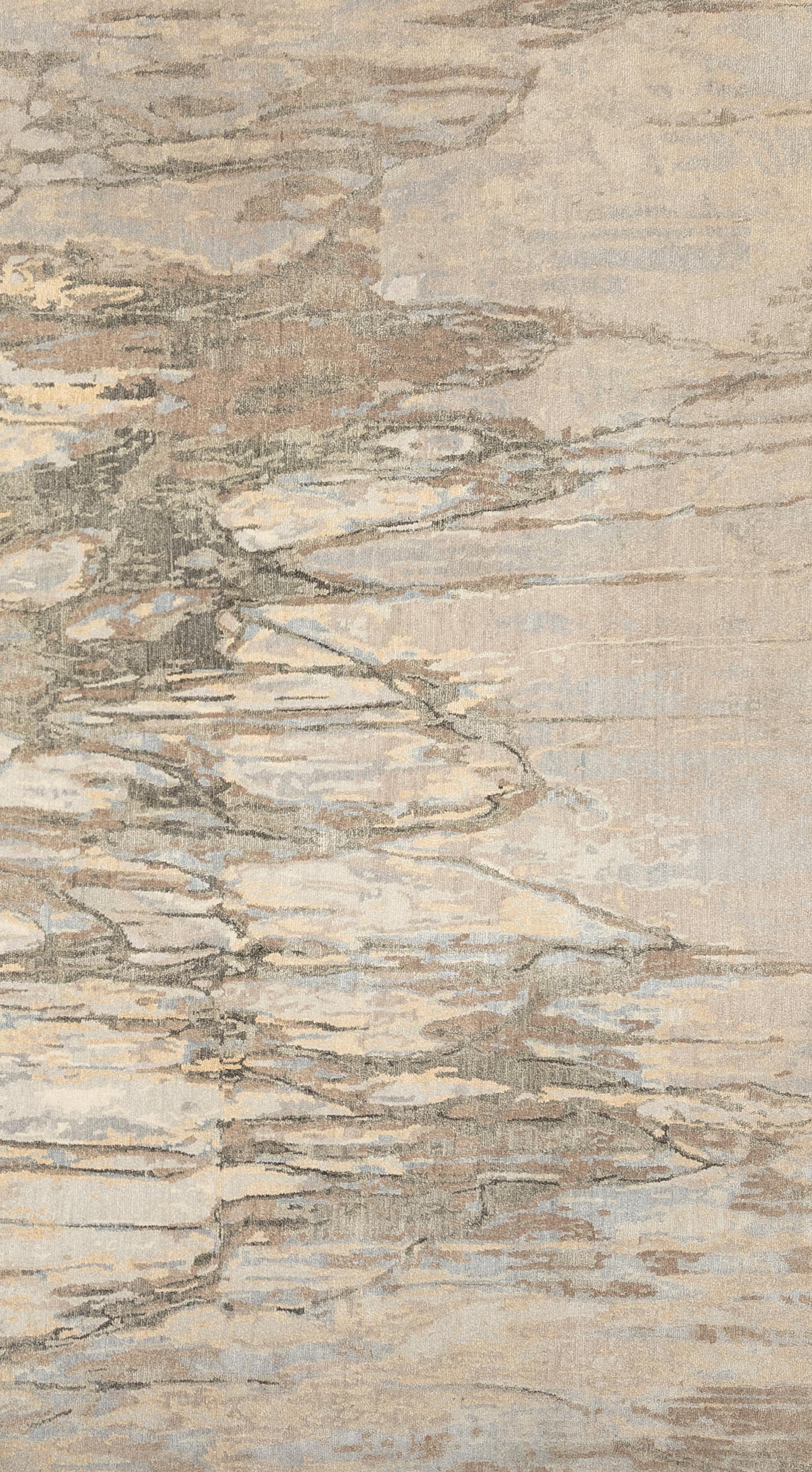 Mejora tu hogar con esta lujosa alfombra contemporánea de seda y lana, meticulosamente elaborada a mano en Nepal. Esta exquisita pieza presenta una impresionante gama de tonos vibrantes, creando un centro de mesa visualmente cautivador para