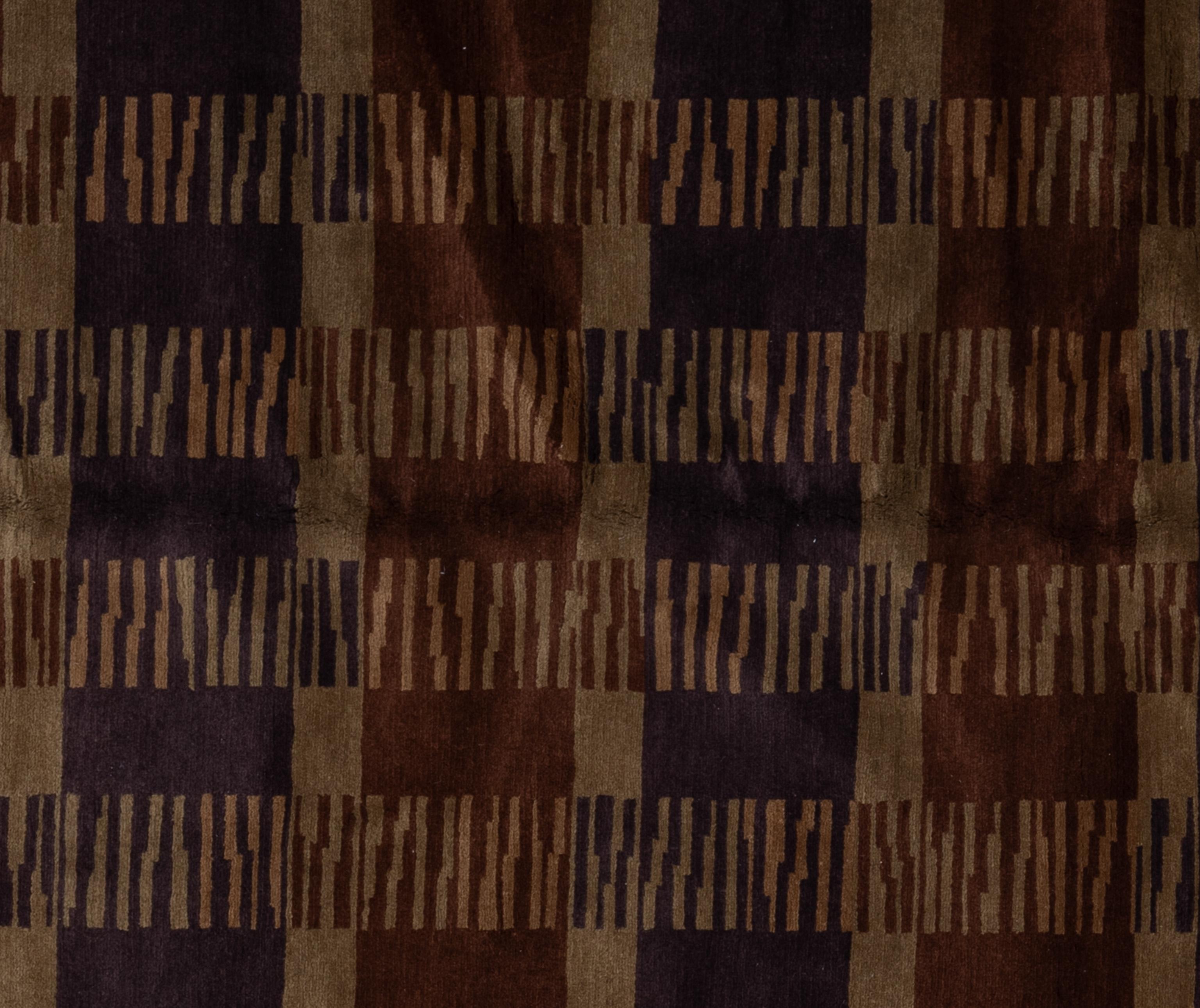 Rehaussez votre intérieur avec ce luxueux tapis en laine Contemporary, méticuleusement fabriqué à la main au Népal. Cette pièce exquise présente une gamme étonnante de tons profonds, créant une pièce maîtresse visuellement captivante pour n'importe