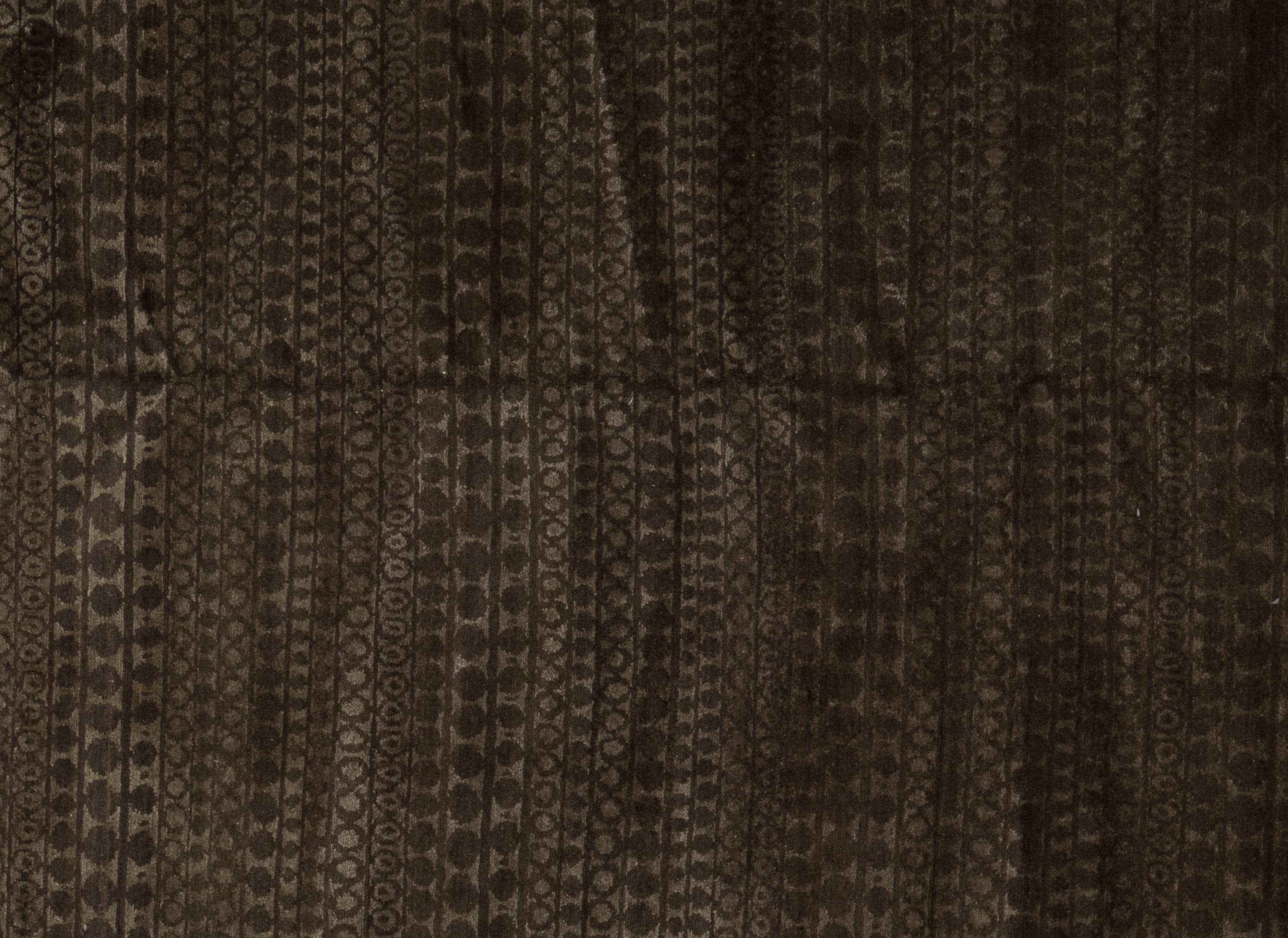 Enhance your home with this luxurious Contemporary wool rug, meticulously handcrafted in Nepal. This exquisite piece creates a visually captivating centerpiece for any room. Crafted by skilled artisans, the rug showcases intricate patterns that