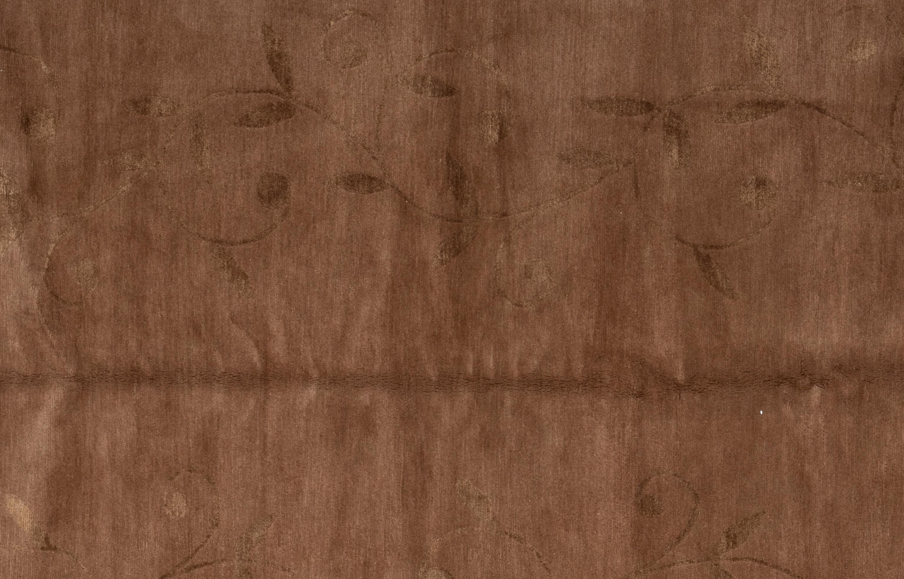 Verschönern Sie Ihr Zuhause mit diesem luxuriösen Teppich aus Wolle und Seide, der in sorgfältiger Handarbeit in Nepal hergestellt wurde. Dieses exquisite Stück ist ein visuell fesselnder Blickfang für jeden Raum. Der von geschickten