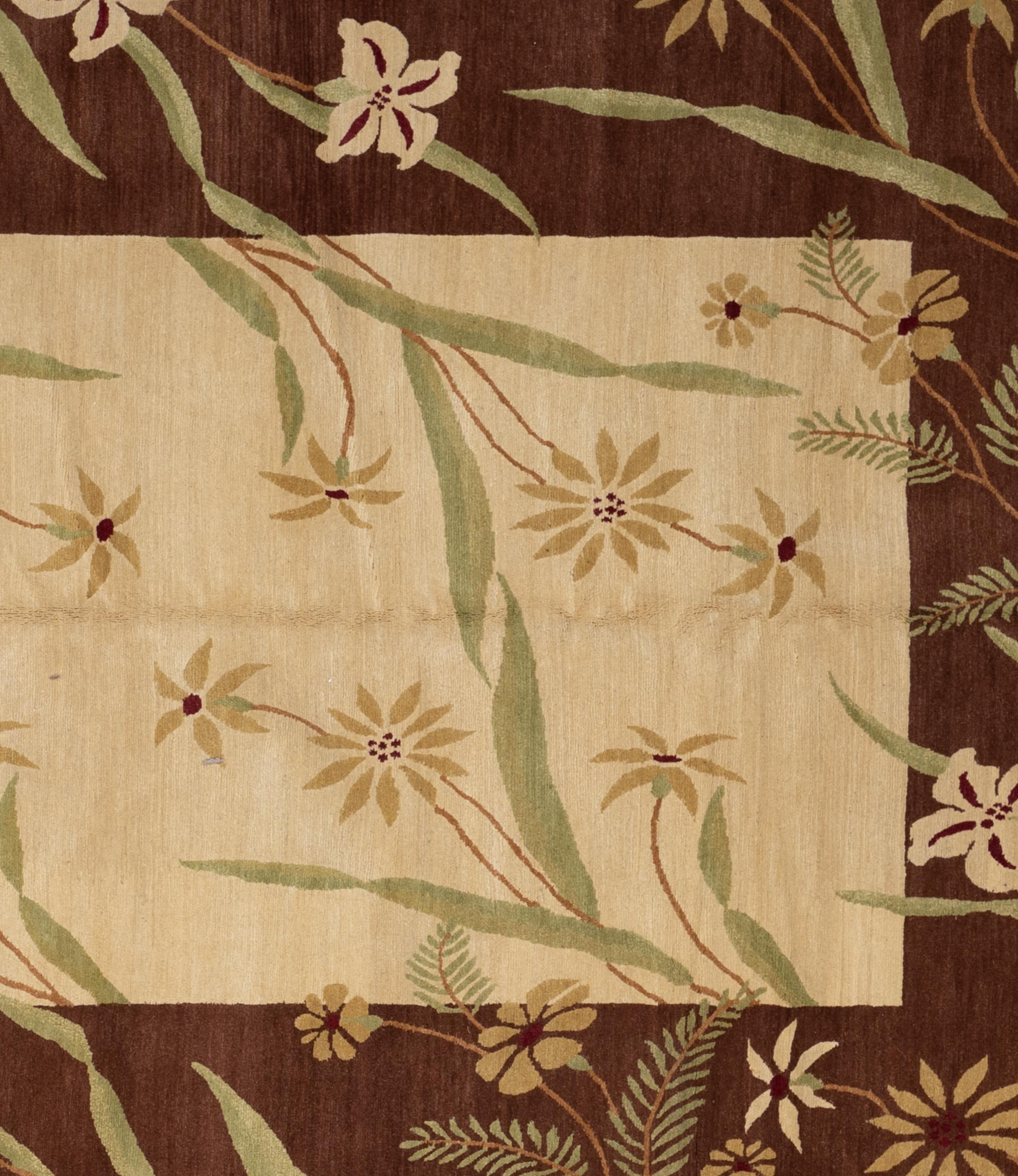 Rehaussez votre intérieur avec ce luxueux tapis contemporain en laine et soie, méticuleusement fabriqué à la main au Népal. Cette pièce exquise crée une pièce maîtresse visuellement captivante pour n'importe quelle pièce. Fabriqué par des artisans
