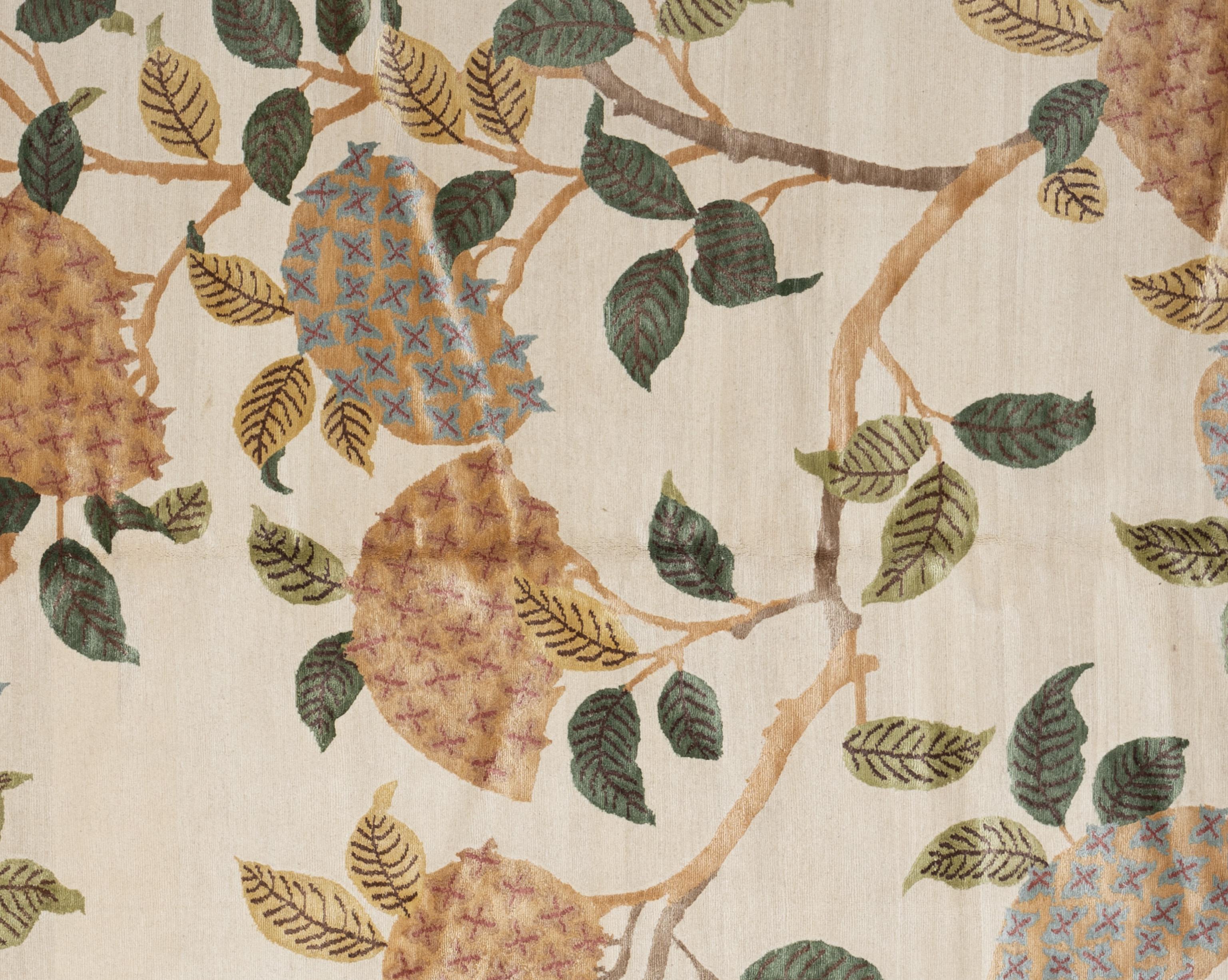 Rehaussez votre intérieur avec ce luxueux tapis contemporain en laine et soie, méticuleusement fabriqué à la main au Népal. Cette pièce exquise crée une pièce maîtresse visuellement captivante pour n'importe quelle pièce. Fabriqué par des artisans
