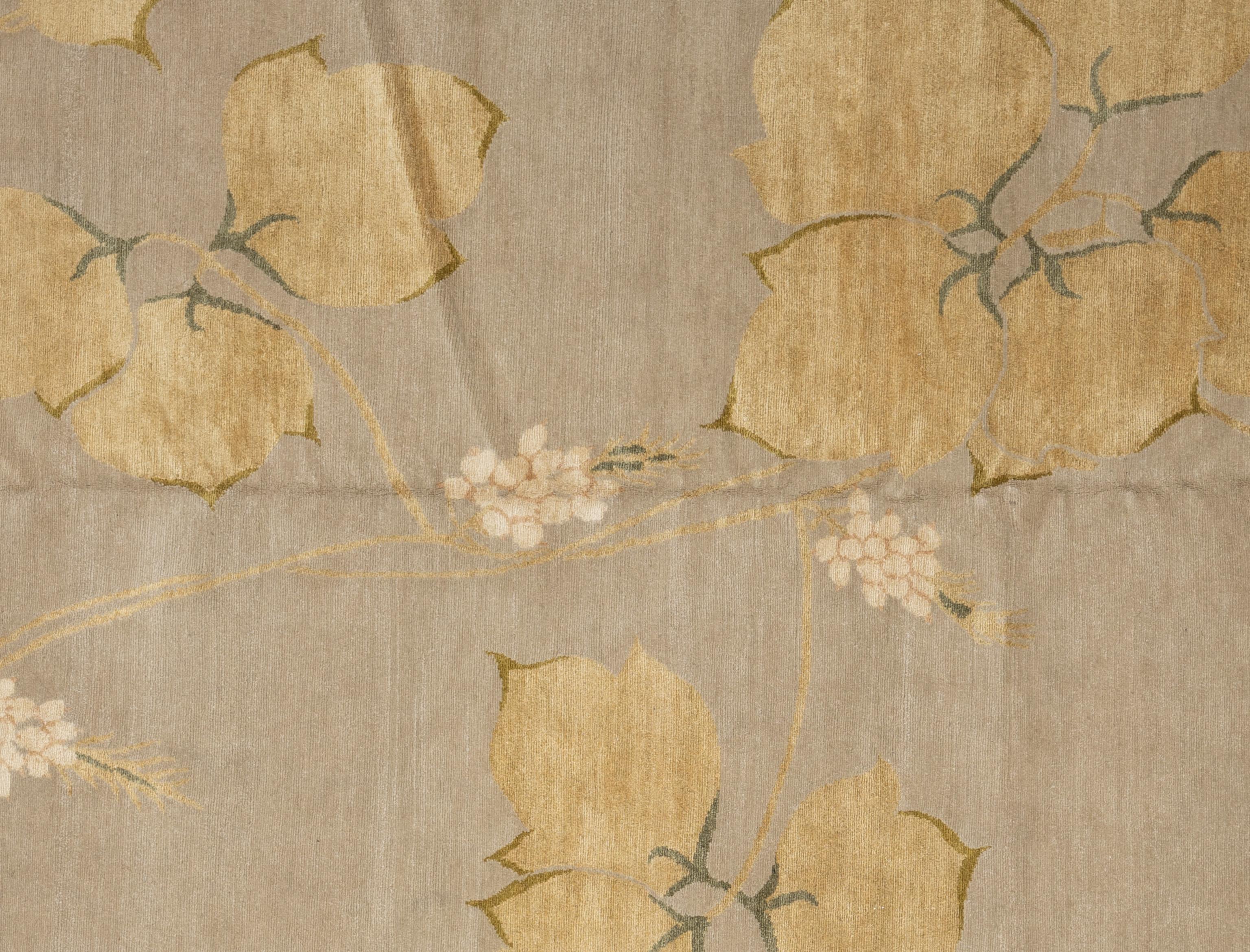 Verschönern Sie Ihr Zuhause mit diesem luxuriösen Teppich aus Wolle und Seide, der in sorgfältiger Handarbeit in Nepal hergestellt wurde. Dieses exquisite Stück ist ein visuell fesselnder Blickfang für jeden Raum. Der von geschickten