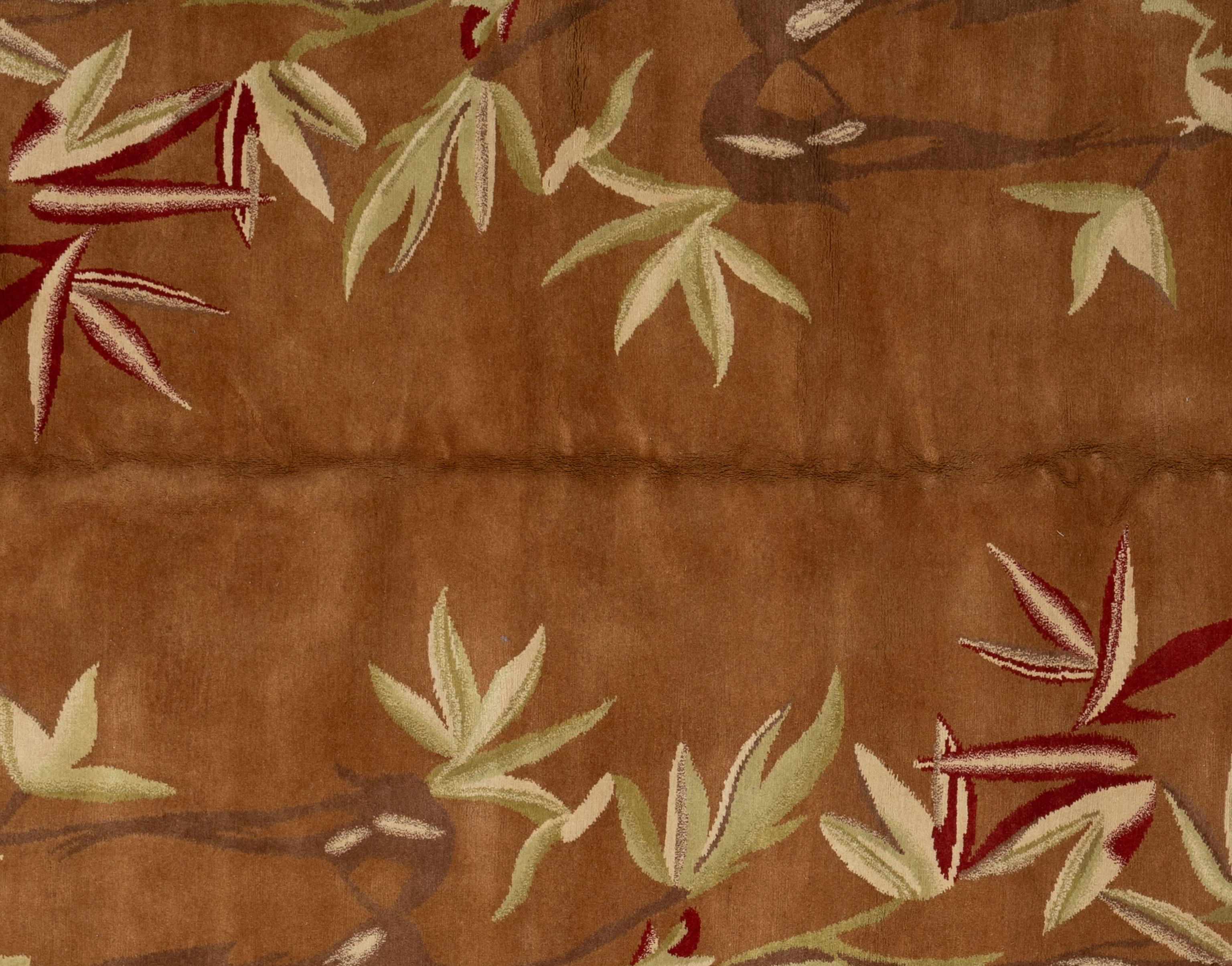 Verschönern Sie Ihr Zuhause mit diesem luxuriösen Contemporary  Wollteppich, in sorgfältiger Handarbeit in Nepal hergestellt. Dieses exquisite Stück ist ein visuell fesselnder Blickfang für jeden Raum. Der von geschickten Kunsthandwerkern gefertigte