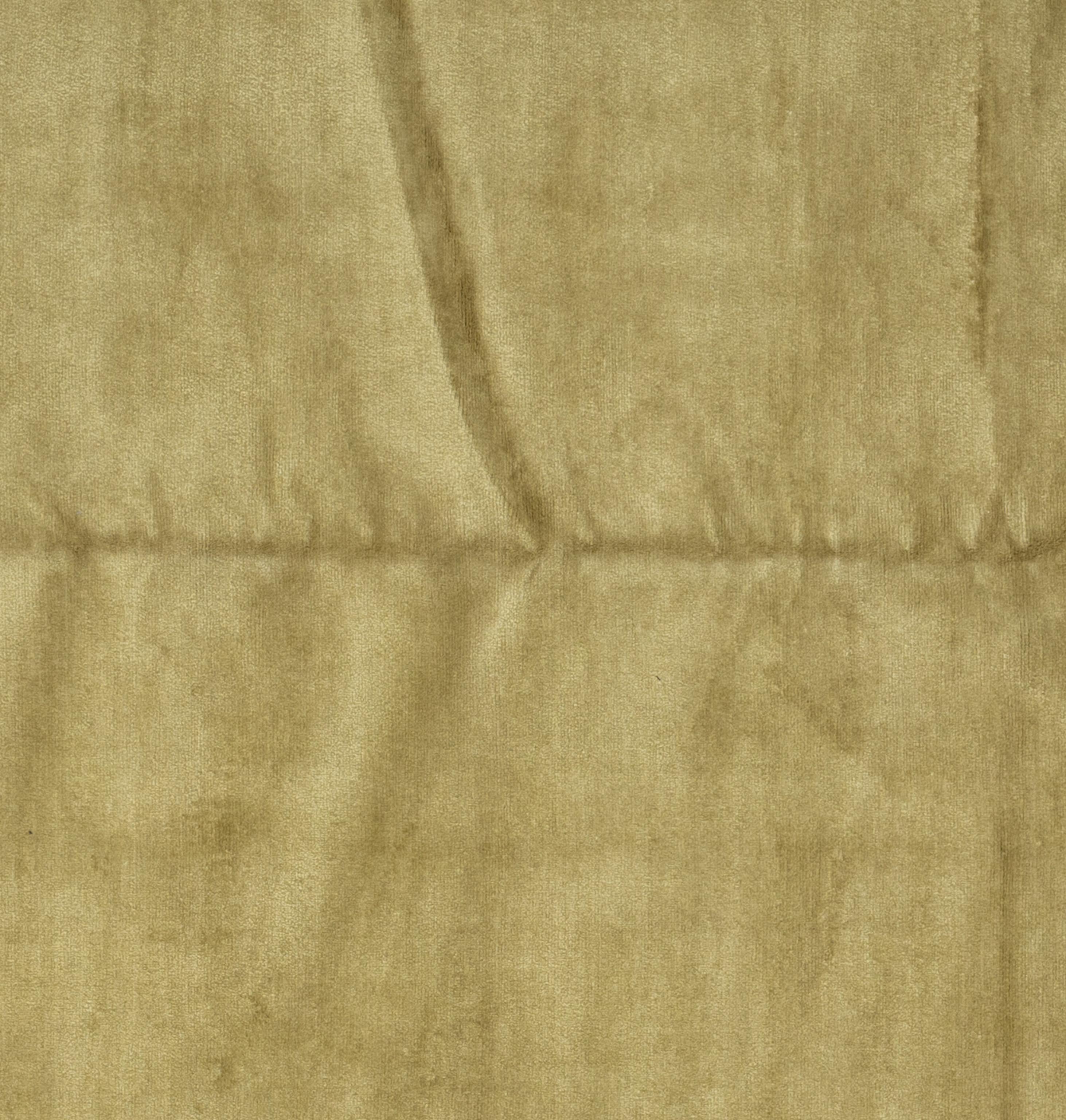 Verschönern Sie Ihr Zuhause mit diesem luxuriösen Teppich aus Wolle und Seide, der in sorgfältiger Handarbeit in Nepal hergestellt wurde. Dieses exquisite Stück ist ein visuell fesselnder Blickfang für jeden Raum. Der von geschickten