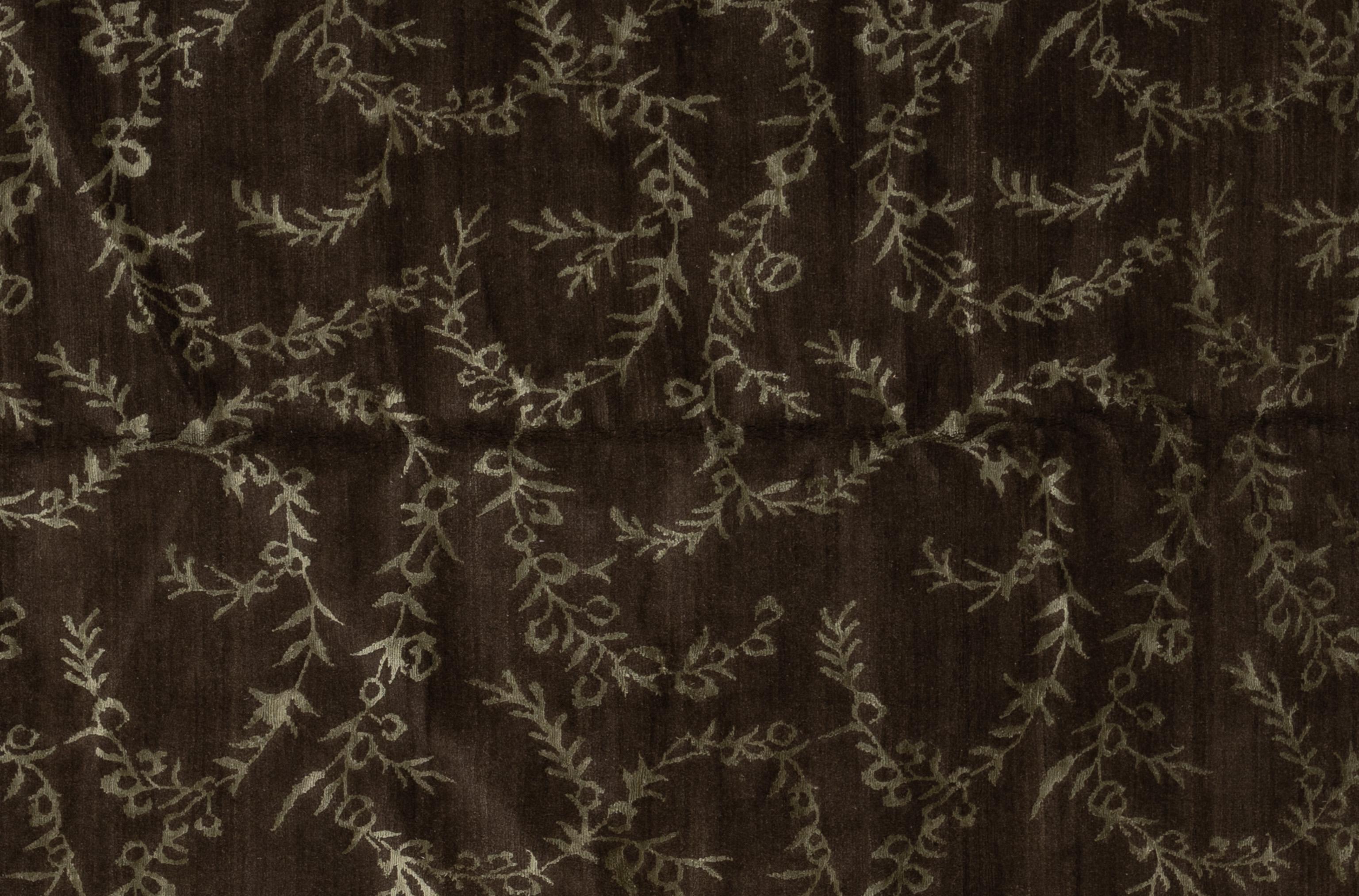 Rehaussez votre intérieur avec ce luxueux tapis en laine Contemporary, méticuleusement fabriqué à la main au Népal. Cette pièce exquise crée une pièce maîtresse visuellement captivante pour n'importe quelle pièce. Fabriqué par des artisans