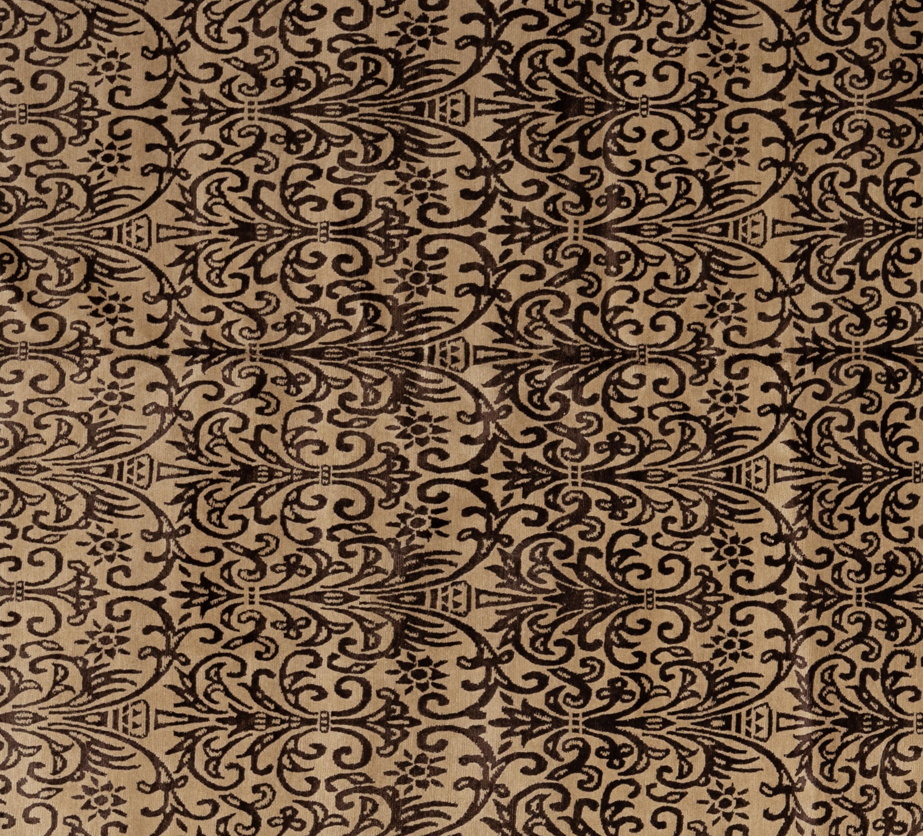 Mejora tu hogar con esta lujosa alfombra contemporánea de lana, meticulosamente elaborada a mano en Nepal. Esta exquisita pieza crea un centro de mesa visualmente cautivador para cualquier habitación. Elaborada por hábiles artesanos, la alfombra