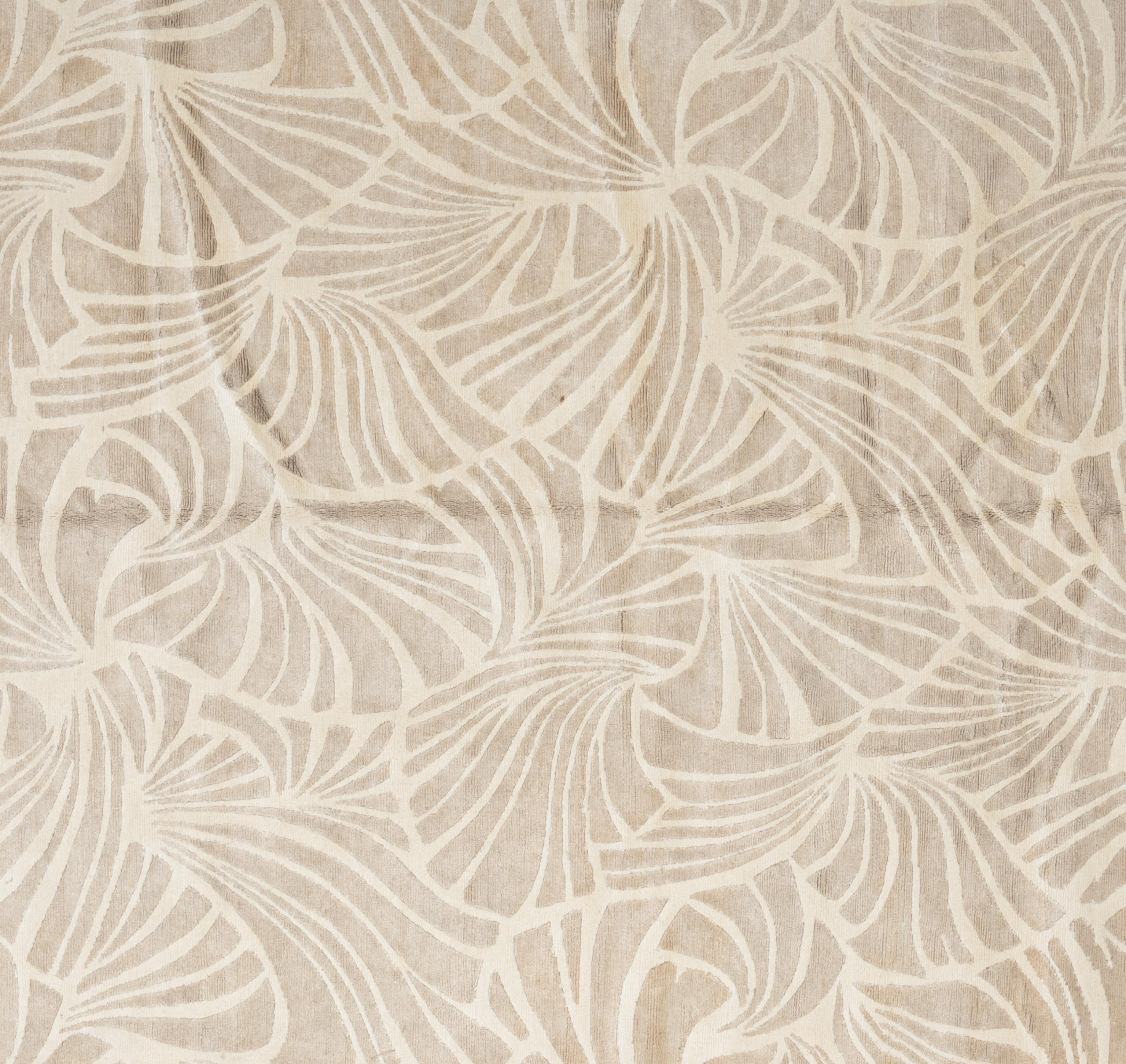 Rehaussez votre intérieur avec ce luxueux tapis en laine Contemporary, méticuleusement fabriqué à la main au Népal. Cette pièce exquise crée une pièce maîtresse visuellement captivante pour n'importe quelle pièce. Fabriqué par des artisans