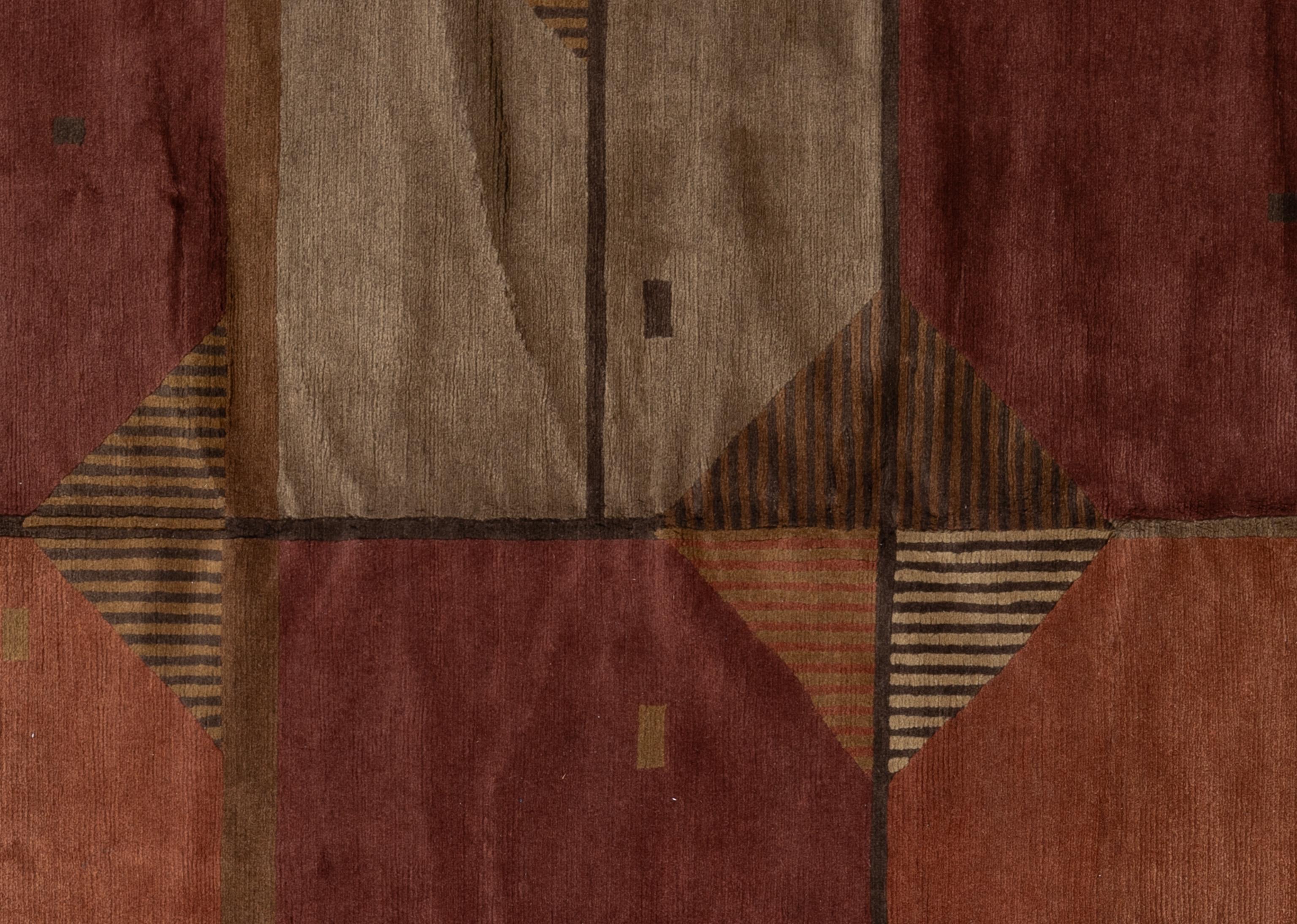 Valorizza la tua casa con questo lussuoso tappeto contemporaneo in lana, meticolosamente realizzato a mano in Nepal. Questo pezzo squisito crea un centrotavola visivamente accattivante per qualsiasi stanza. Realizzato da abili artigiani, il tappeto