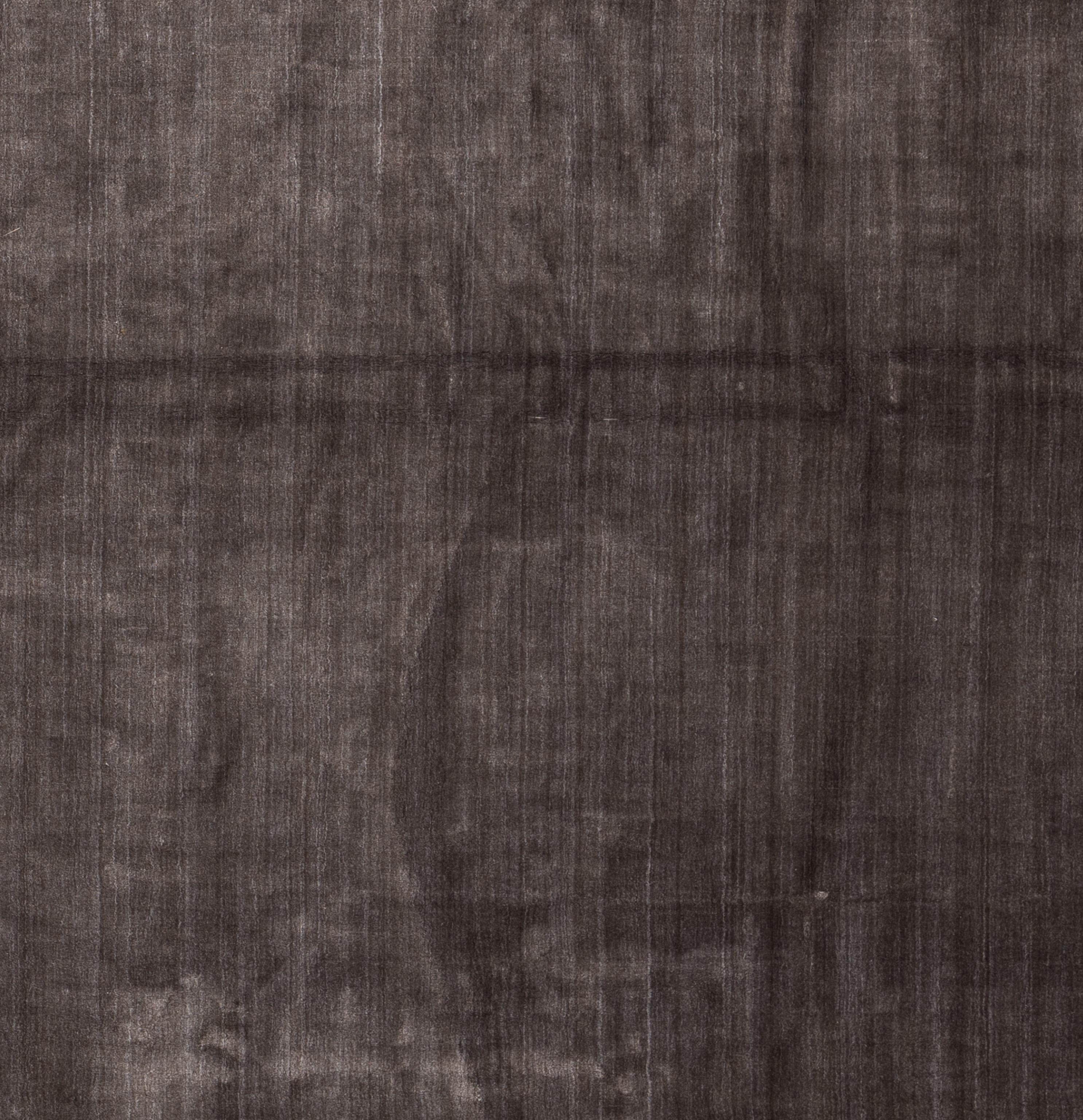 Rehaussez votre intérieur avec ce luxueux tapis en laine Contemporary, méticuleusement fabriqué à la main en Inde. Cette pièce exquise crée une pièce maîtresse visuellement captivante pour n'importe quelle pièce. Fabriqué par des artisans qualifiés,