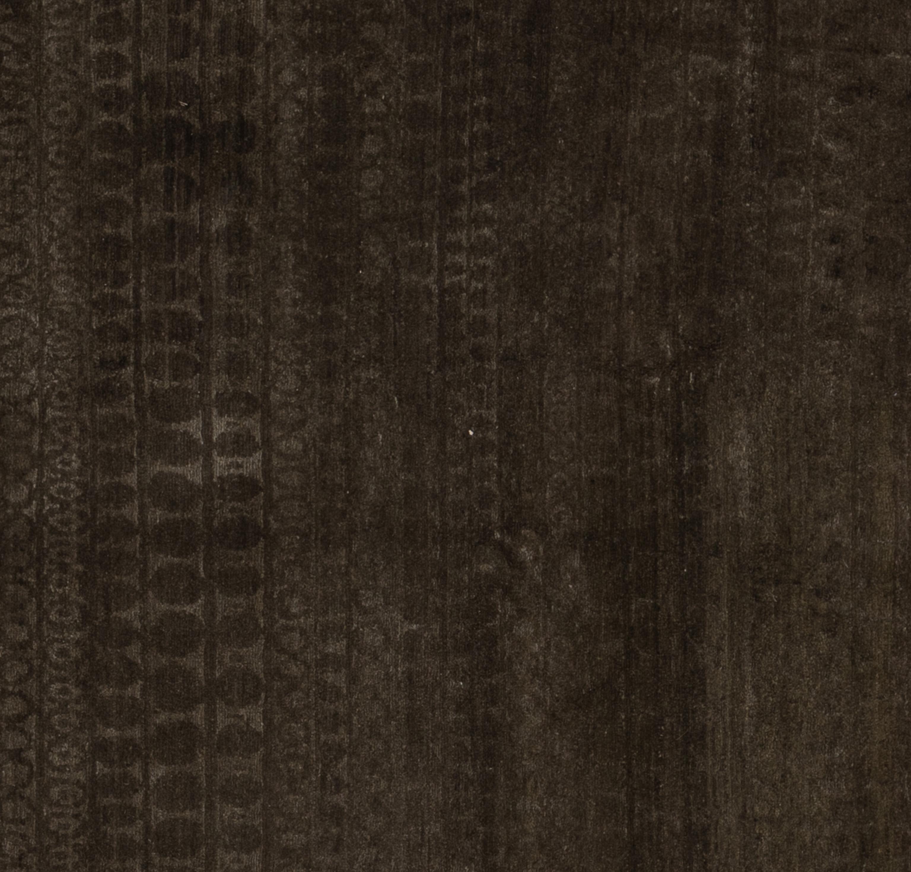 Valorizza la tua casa con questo lussuoso tappeto contemporaneo in lana e seta, meticolosamente realizzato a mano in Nepal. Questo pezzo squisito crea un centrotavola visivamente accattivante per qualsiasi stanza. Realizzato da abili artigiani, il