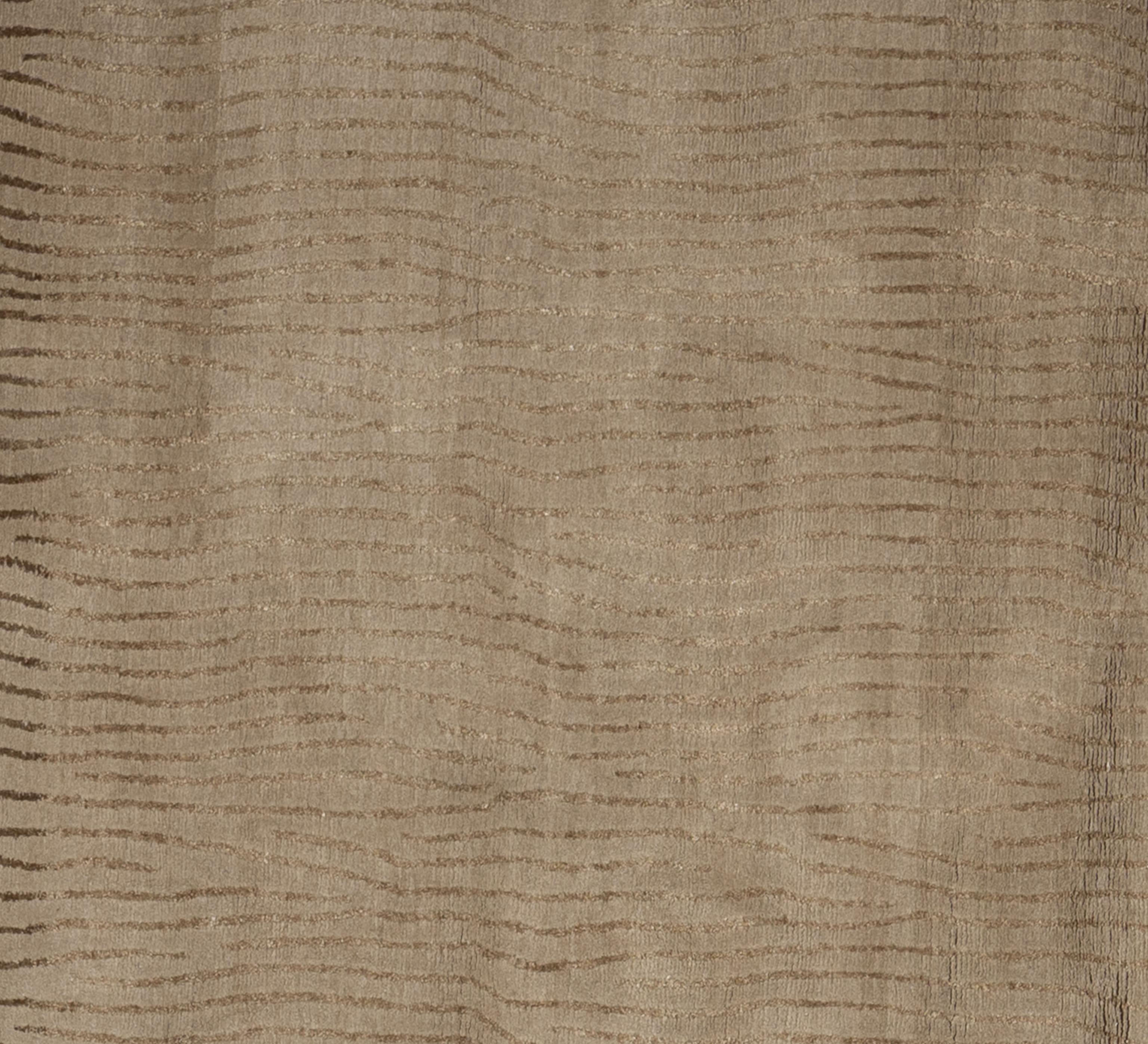 Verschönern Sie Ihr Zuhause mit diesem luxuriösen Teppich aus Wolle und Seide, der in sorgfältiger Handarbeit in Nepal hergestellt wurde. Dieses exquisite Stück ist ein visuell fesselnder Blickfang für jeden Raum. Der von geschickten