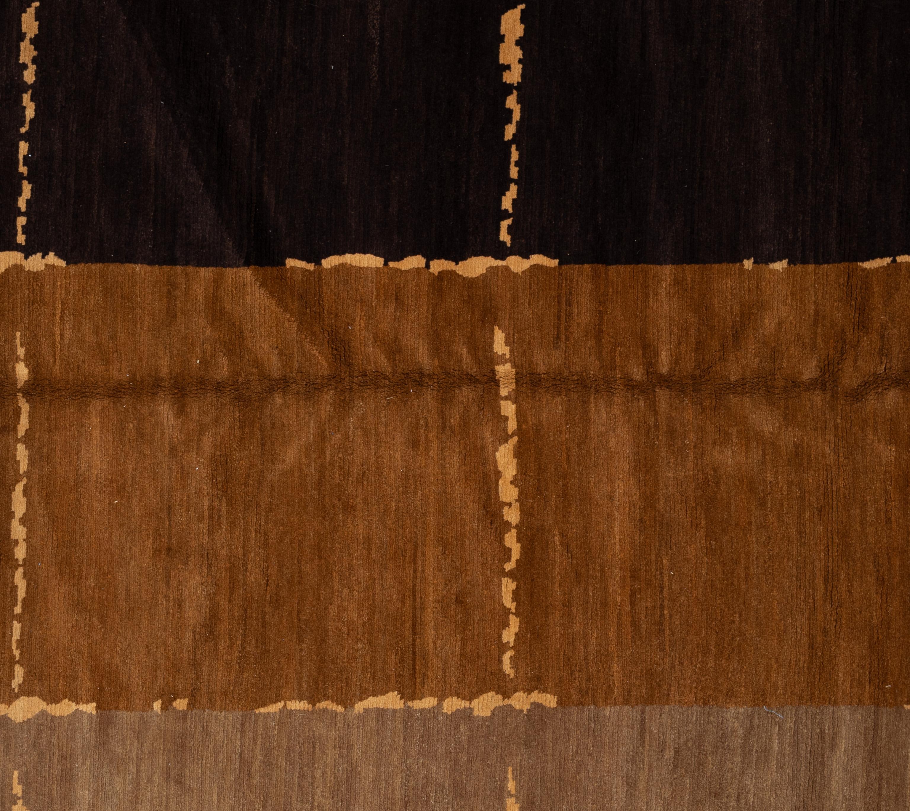 Eleva tu espacio vital con esta exquisita alfombra de lana contemporánea, meticulosamente elaborada a mano en Nepal. La excepcional calidad de la alfombra queda patente en su textura densa y afelpada, fabricada con lana 100% de primera calidad,