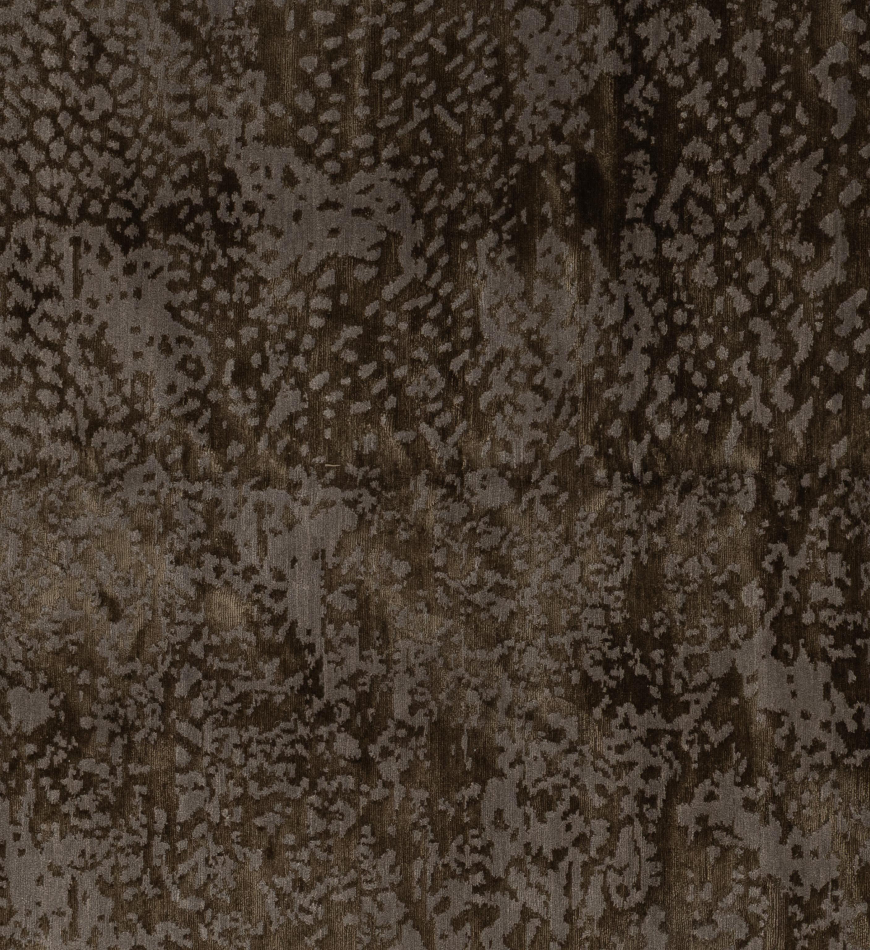 Verschönern Sie Ihr Zuhause mit diesem luxuriösen Teppich aus Wolle und Seide, der in sorgfältiger Handarbeit in Nepal hergestellt wurde. Dieses exquisite Stück ist ein visuell fesselnder Blickfang für jeden Raum. Der von geschickten