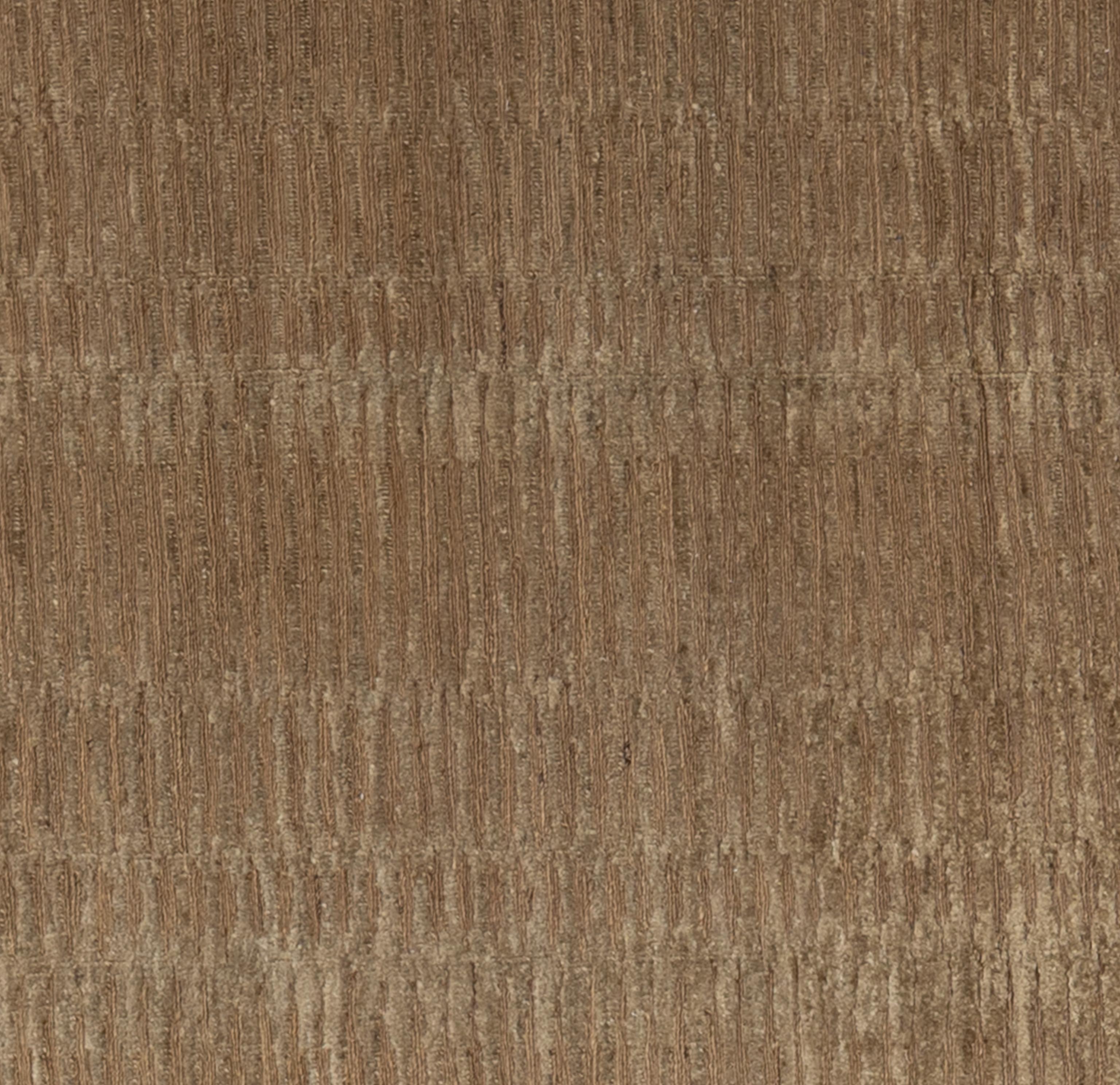 Eleva tu espacio vital con esta exquisita alfombra de lana contemporánea, meticulosamente elaborada a mano en Nepal. La excepcional calidad de la alfombra queda patente en su textura densa y afelpada, fabricada con lana 100% de primera calidad,
