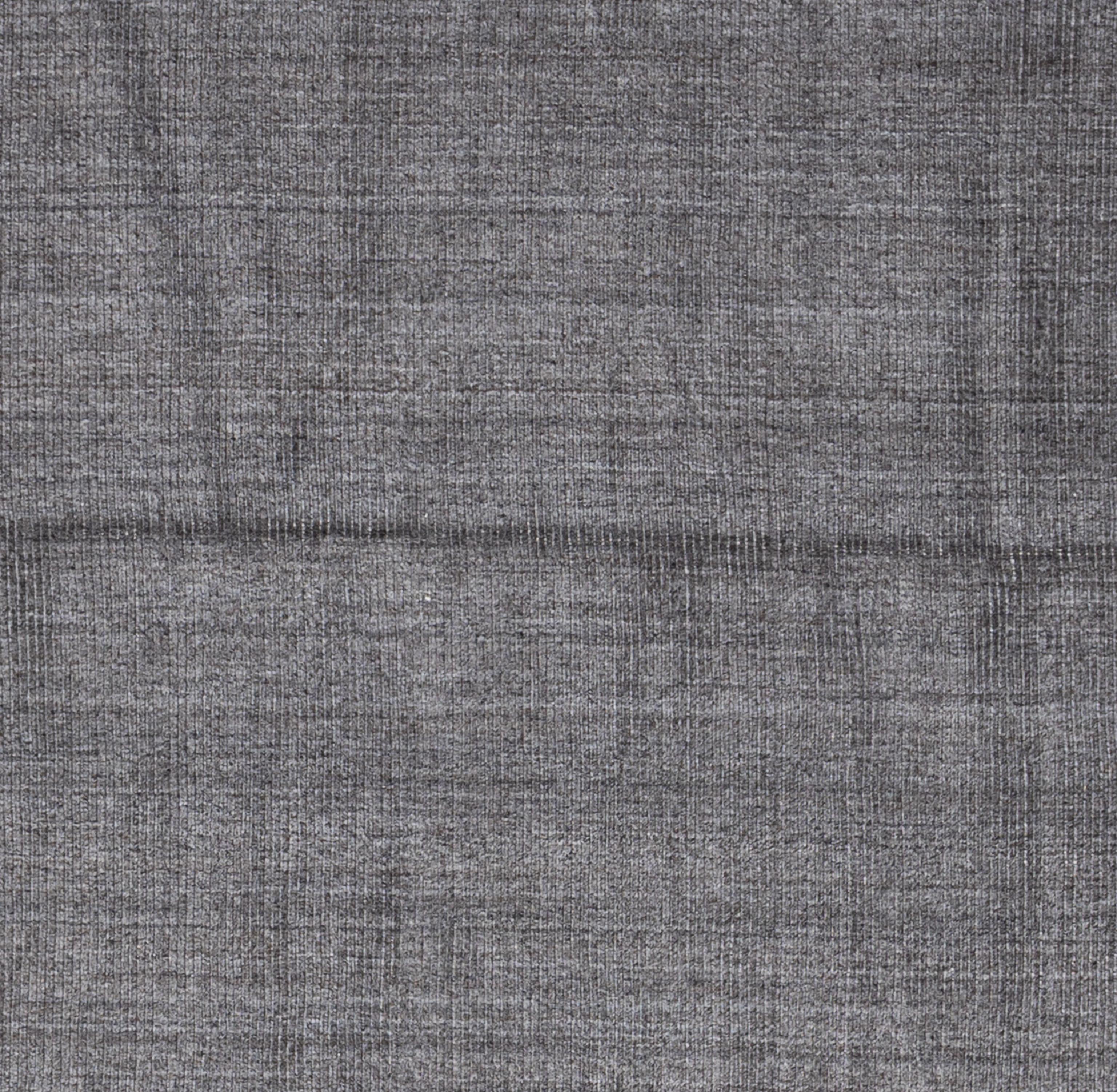 Verschönern Sie Ihr Zuhause mit diesem luxuriösen AM Contemporary Wollteppich, der in sorgfältiger Handarbeit in Indien hergestellt wird. Dieses exquisite Stück ist ein visuell fesselnder Blickfang für jeden Raum. Der von geschickten