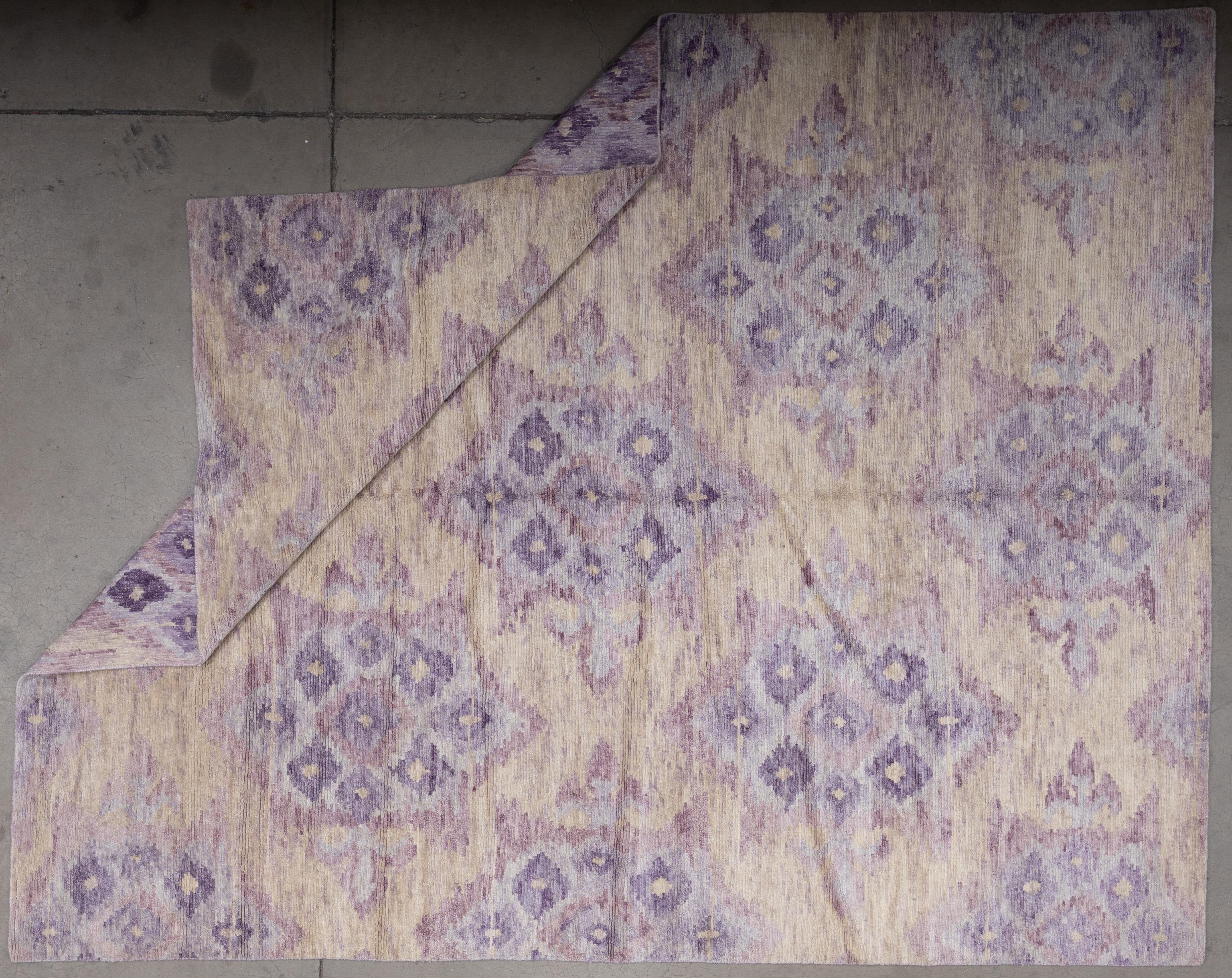 Questo tappeto contemporaneo, sapientemente annodato a mano in Nepal, è realizzato interamente con lana himalayana di alta qualità, apprezzata per la sua durata, morbidezza e lucentezza naturale. Il design fonde l'estetica moderna con le tecniche di