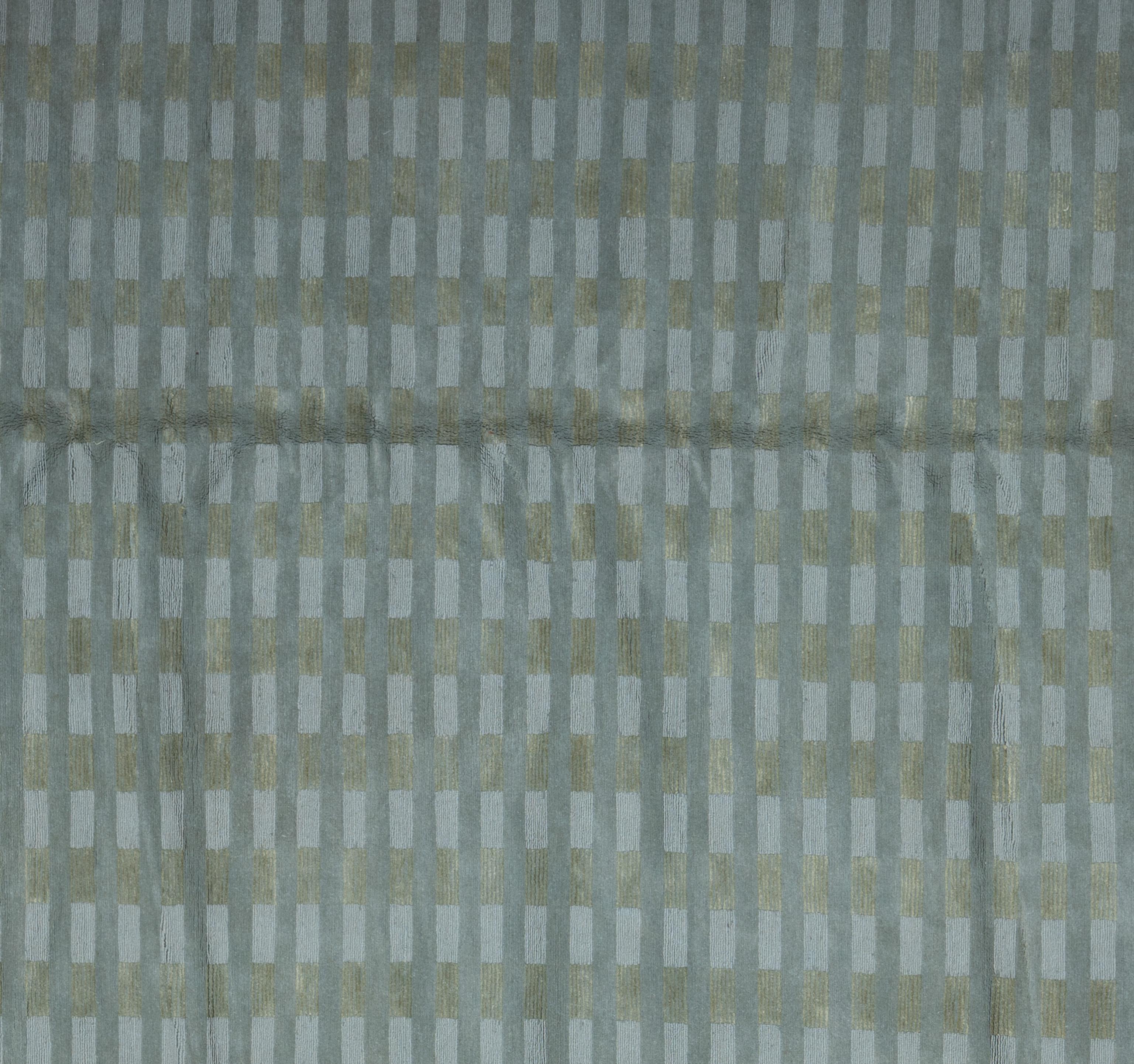 Verschönern Sie Ihr Zuhause mit diesem luxuriösen AM Contemporary Wollteppich, der in sorgfältiger Handarbeit in Nepal hergestellt wurde. Dieses exquisite Stück ist ein visuell fesselnder Blickfang für jeden Raum. Der von geschickten