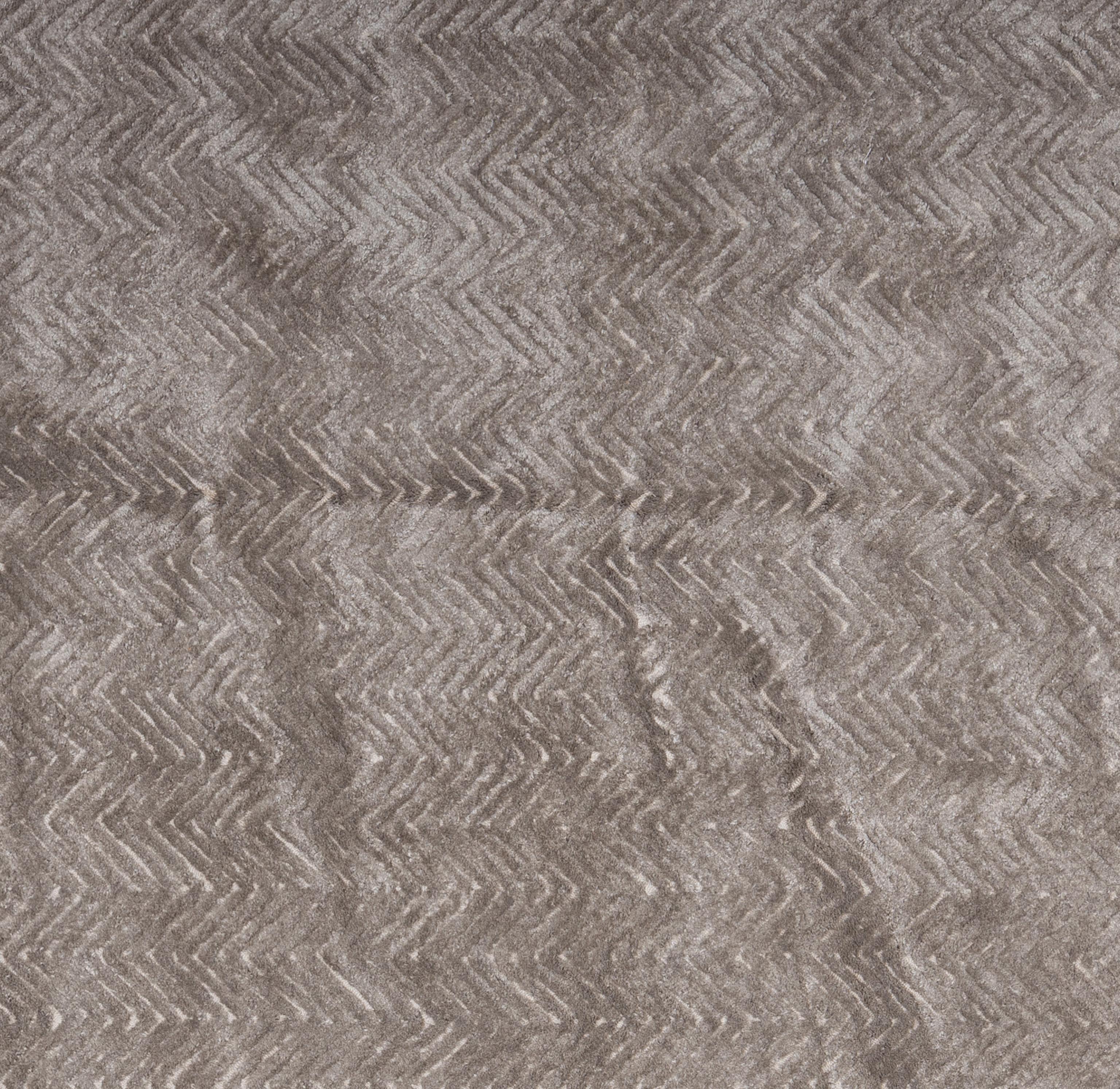 Rehaussez votre espace de vie avec l'allure intemporelle de notre tapis Contemporary fabriqué à la main, directement par les artisans de l'Inde. Fabriqués à partir de la laine la plus fine, nos tapis offrent non seulement une douceur luxueuse, mais