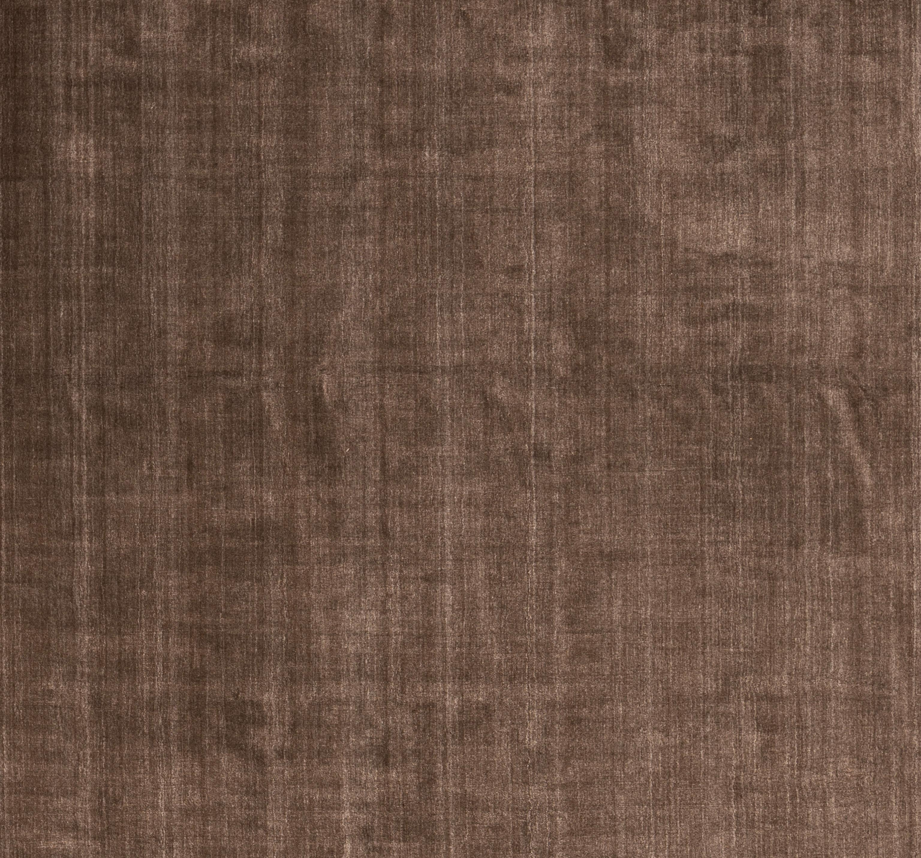 Rehaussez votre espace de vie avec l'allure intemporelle de notre tapis Contemporary fabriqué à la main, directement par les artisans de l'Inde. Fabriqués à partir de la laine la plus fine, nos tapis offrent non seulement une douceur luxueuse, mais