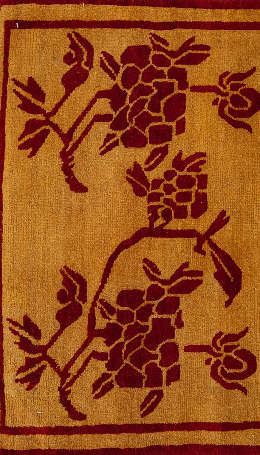 Dieser tibetische Teppich ist ein schönes Beispiel für die Weberei-Tradition des Himalaya, die für ihre Wärme, Haltbarkeit und ihr symbolisches Design geschätzt wird. Handgewebt aus Hochlandwolle mit einer unverwechselbaren, glänzenden Textur,
