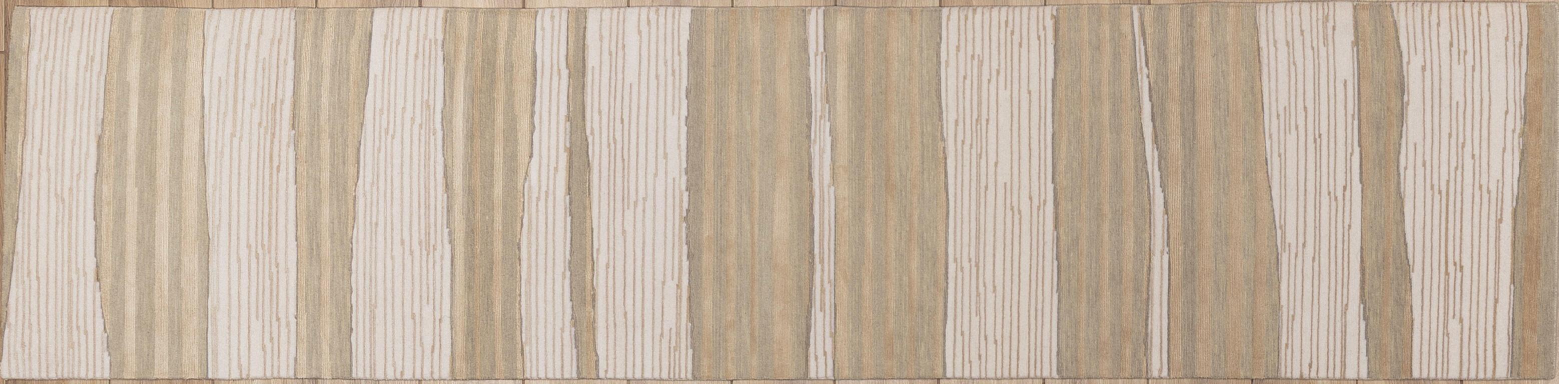 Eleva il tuo spazio abitativo con il fascino senza tempo del nostro tappeto contemporaneo realizzato a mano. Provenienti dalla lana più pregiata, i nostri tappeti non solo emanano una morbidezza lussuosa, ma vantano anche una durata impareggiabile,