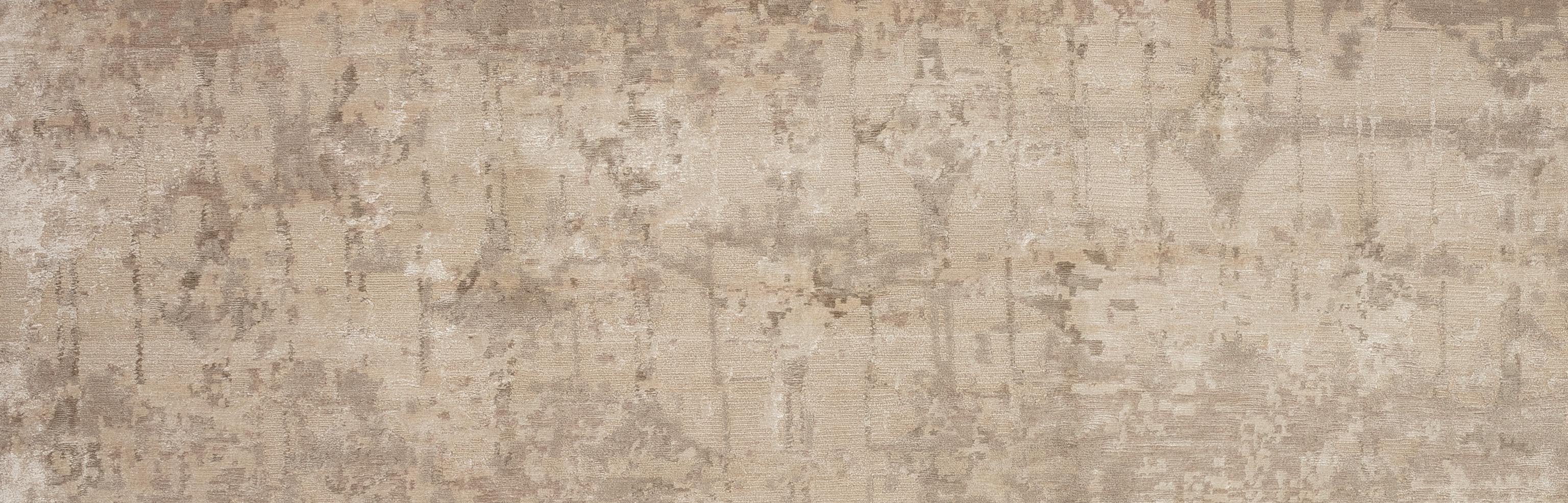 Valorizza la tua casa con questo bellissimo tappeto contemporaneo, meticolosamente realizzato a mano in India. Questo pezzo squisito è caratterizzato da una straordinaria gamma di tonalità, che creano un centrotavola visivamente accattivante per