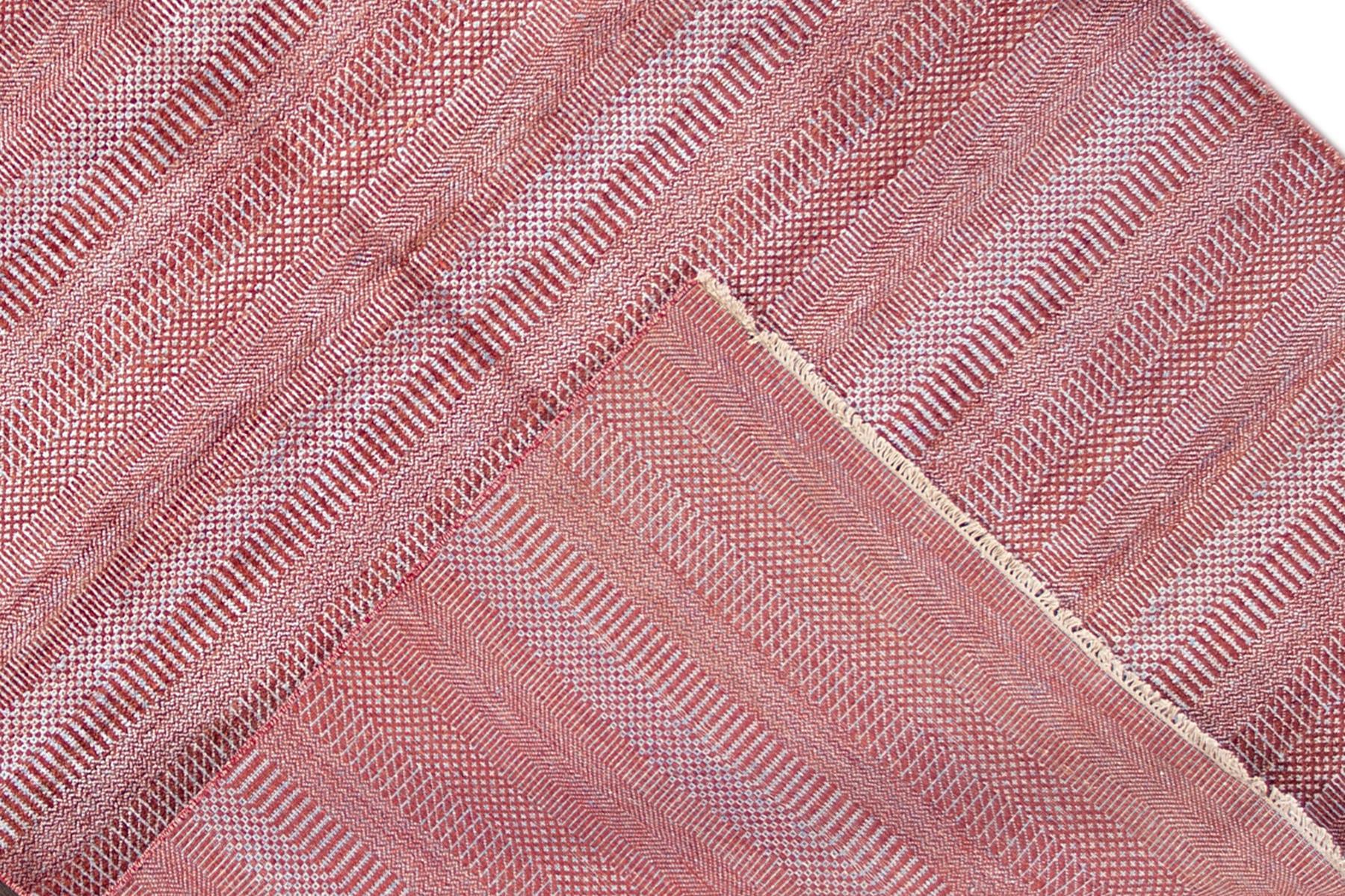zeitgenössischer Savannah-Teppich des 21. Jahrhunderts mit einem einfarbigen roten Motiv. Dieses Stück hat feine Details, tolle Farben und ein schönes Design. Es wäre die perfekte Ergänzung für Ihr Zuhause. Dieser Teppich misst 6' x 9'2