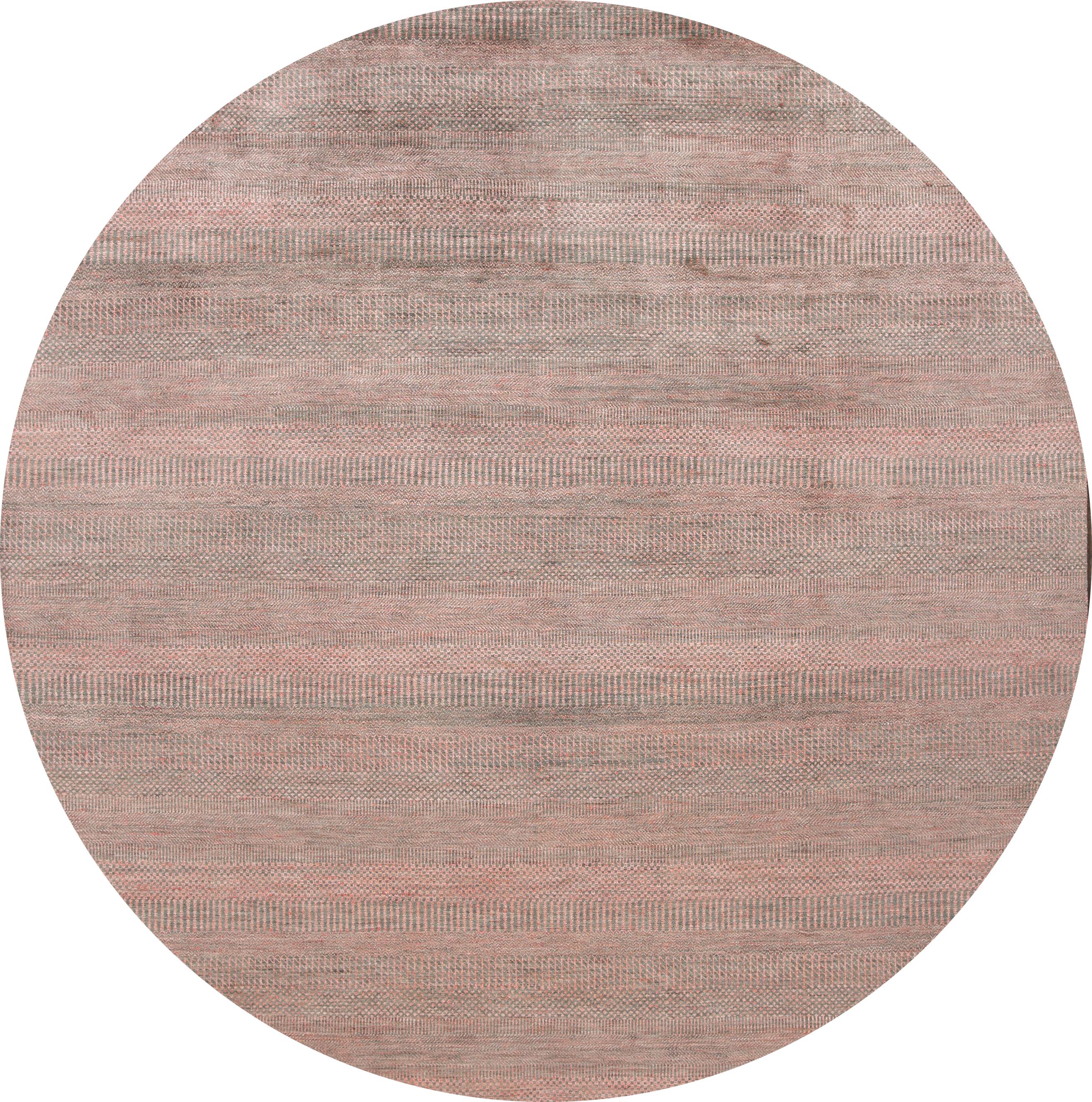 21st century contemporary transitional Savannah rug with a solid gray/rose-colored motif. This piece has fine details, great colors, and a beautiful design.

This rug measures 8'10