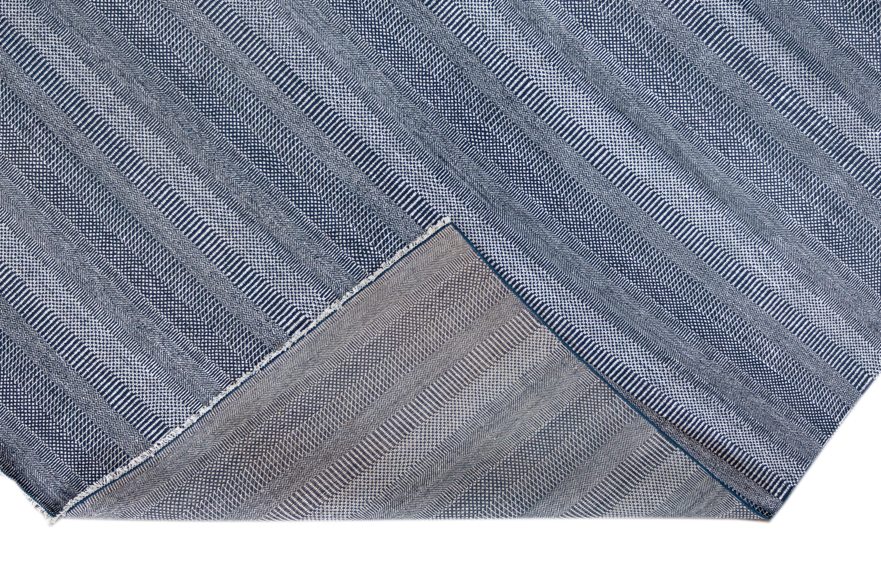 Moderne Tapis en laine Savannah Contemporary à motif géométrique bleu en vente