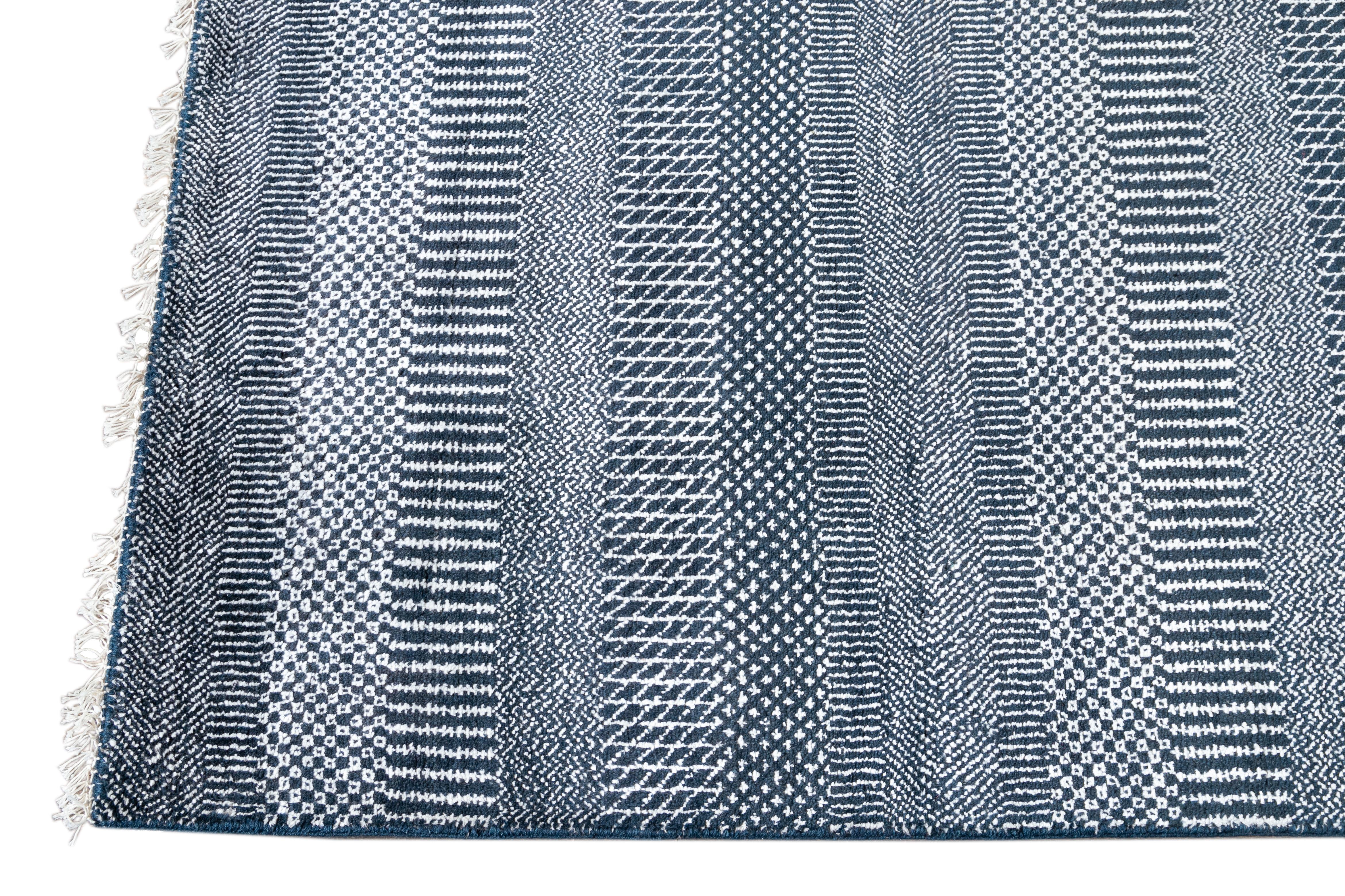 Indien Tapis en laine Savannah Contemporary à motif géométrique bleu en vente