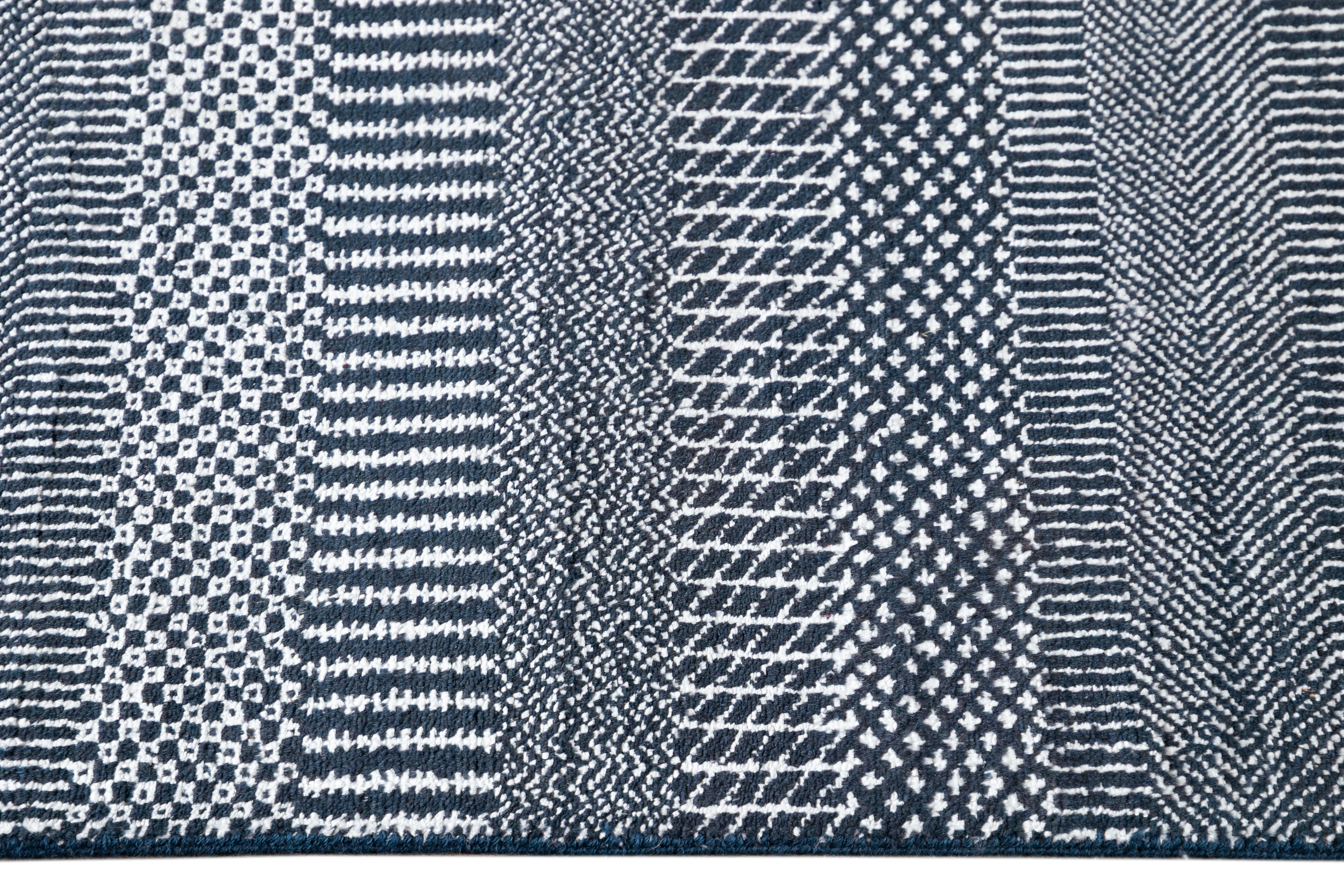 XXIe siècle et contemporain Tapis en laine Savannah Contemporary à motif géométrique bleu en vente