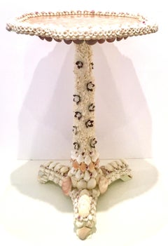 table tripode en nacre incrustée de coquillages:: 21e siècle:: contemporaine