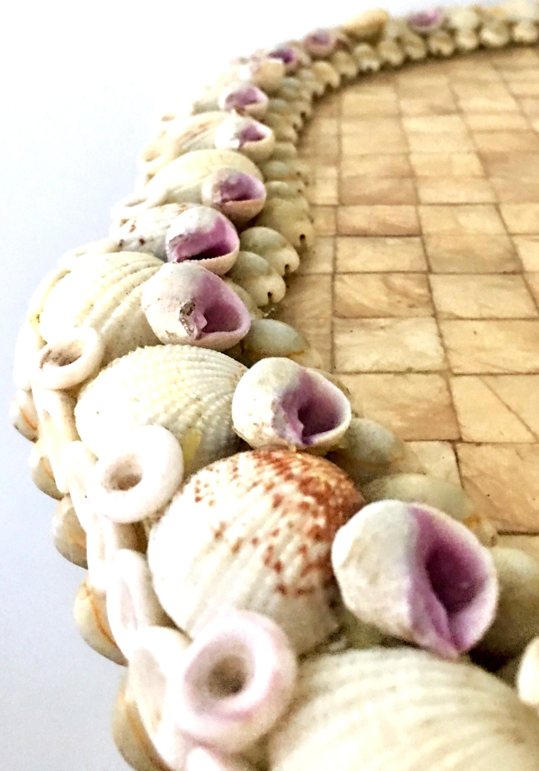Coquillage table tripode en nacre incrustée de coquillages:: 21e siècle:: contemporaine