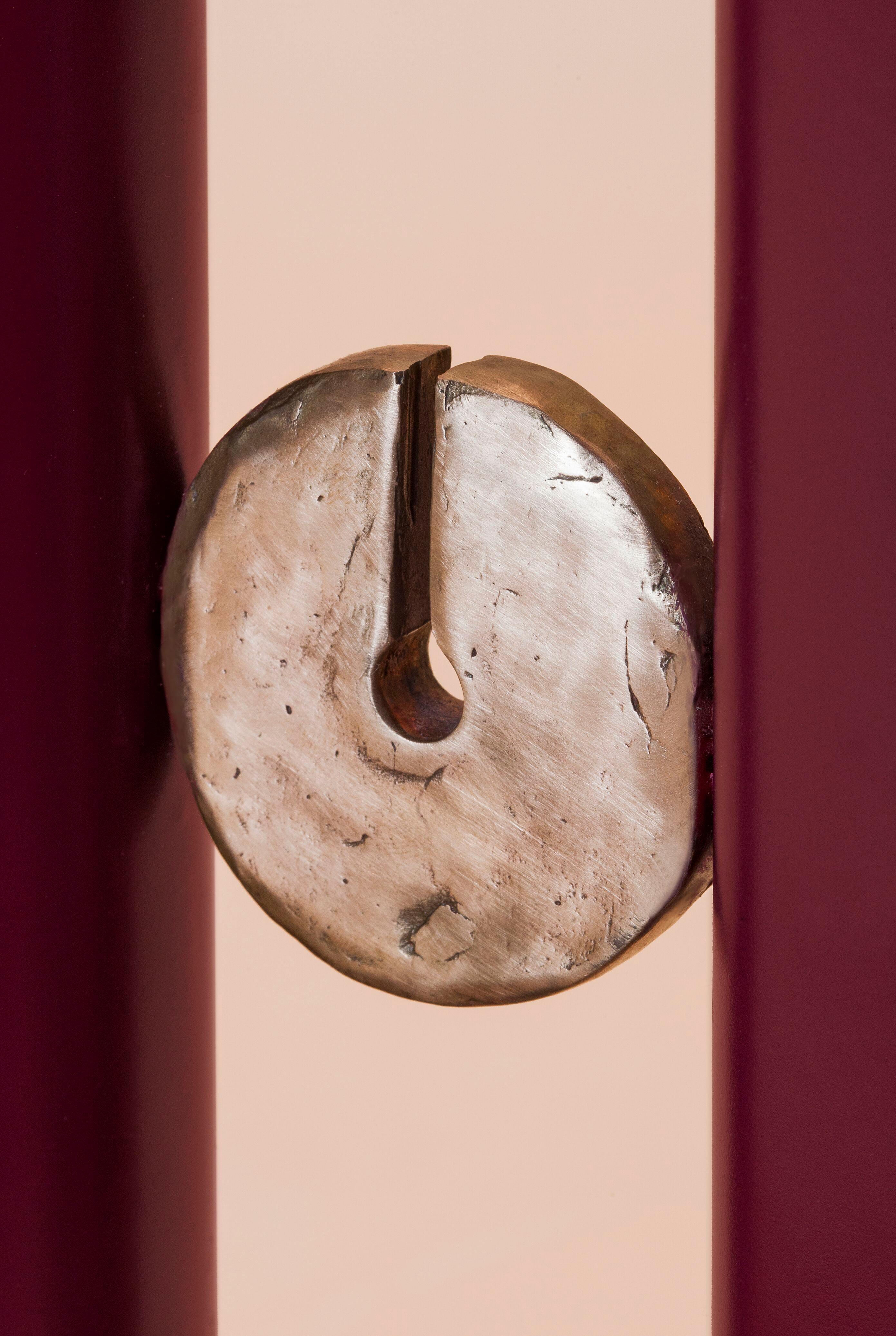Elemento de Bronce fundido con estructura de metal barnizado y mármol de Cuarcita Rosa sientan la mesa auxiliar 
