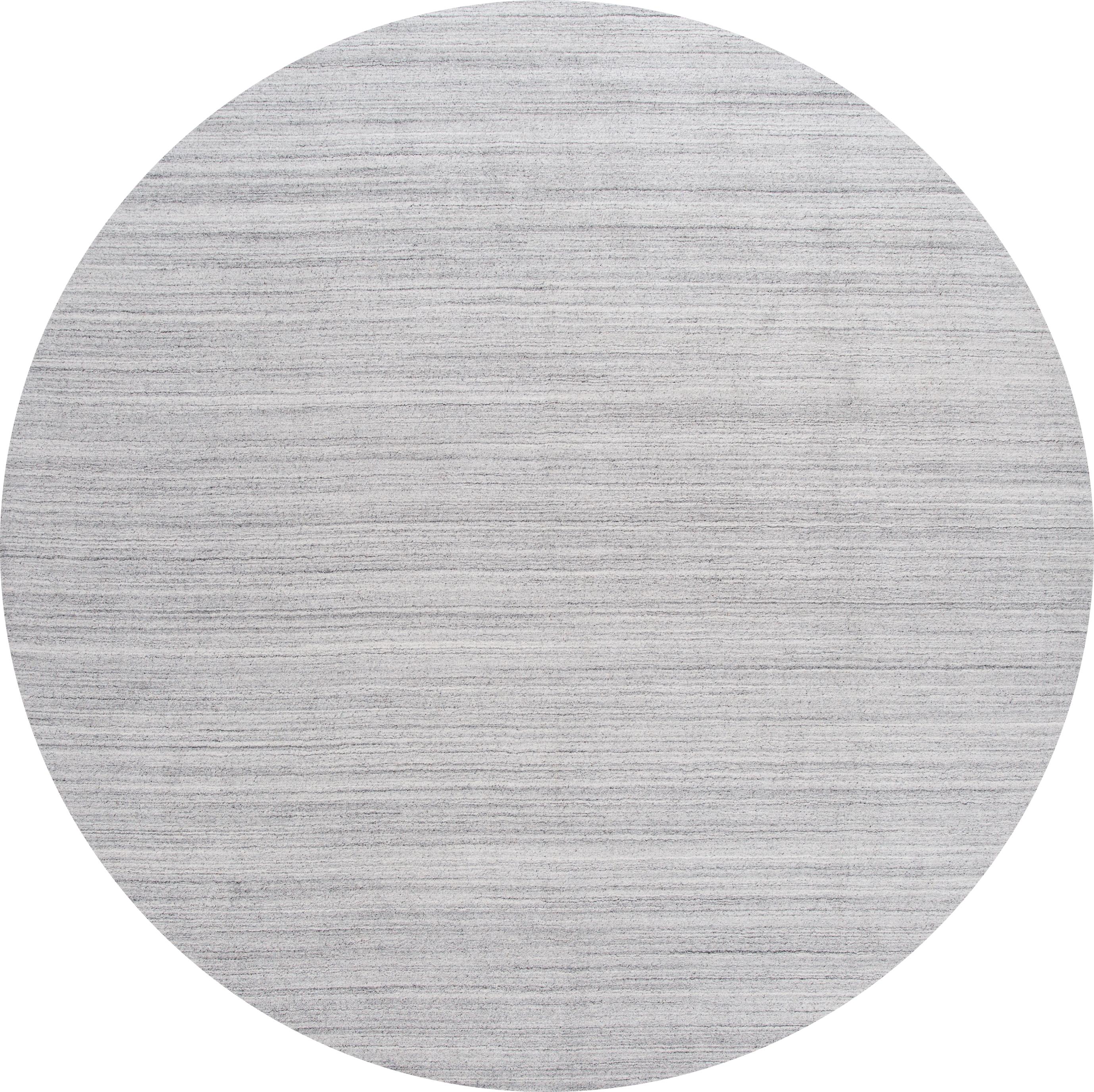 Schöner solider Teppich aus dem 21. Jahrhundert, handgeknüpft aus Wolle mit grauem Feld und dezenten Streifenakzenten in einem soliden Design.
Dieser Teppich misst: 10