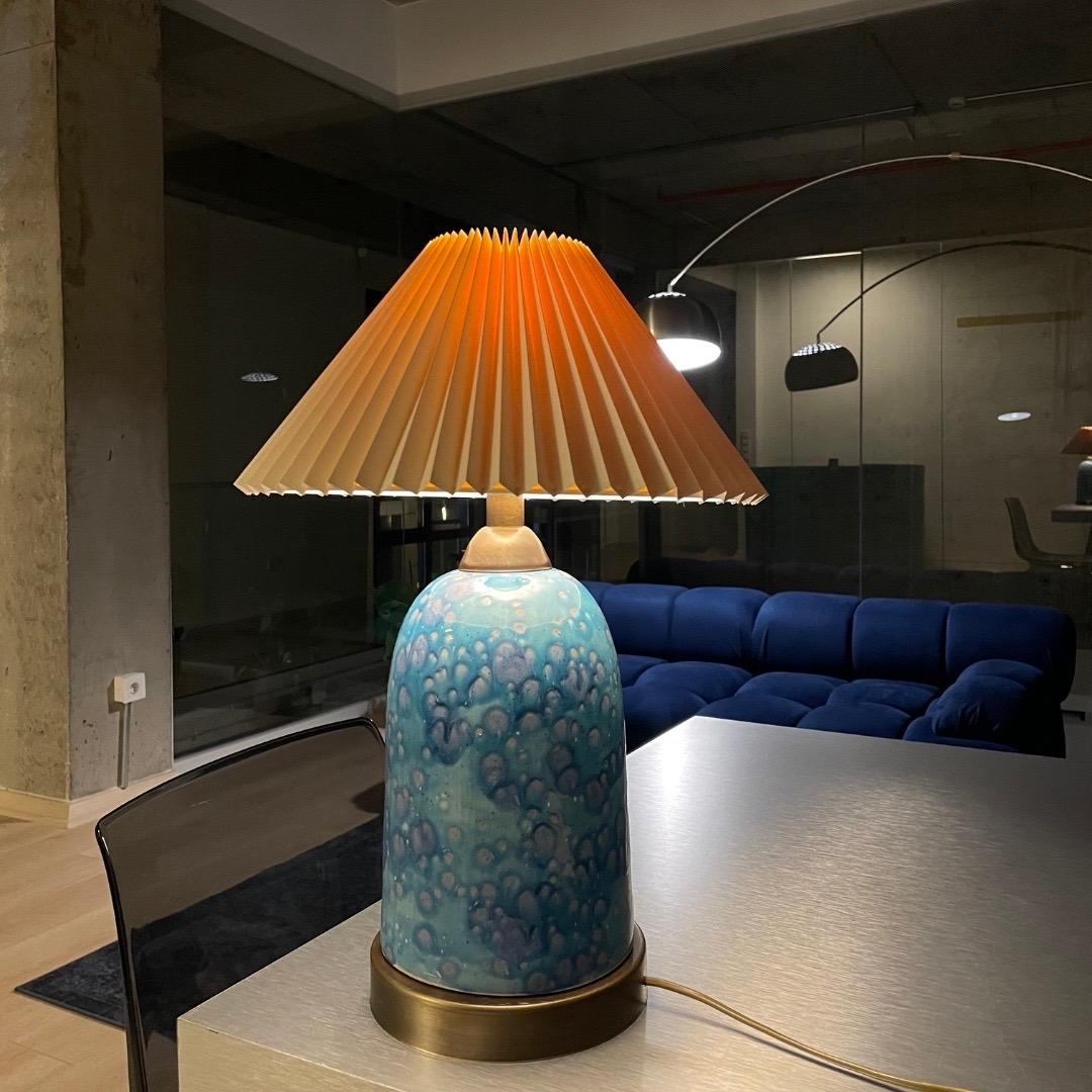 Sofisticación Contemporánea del Siglo XXI: La Lámpara Thalassa, Moderna y Cerámica Turco en venta