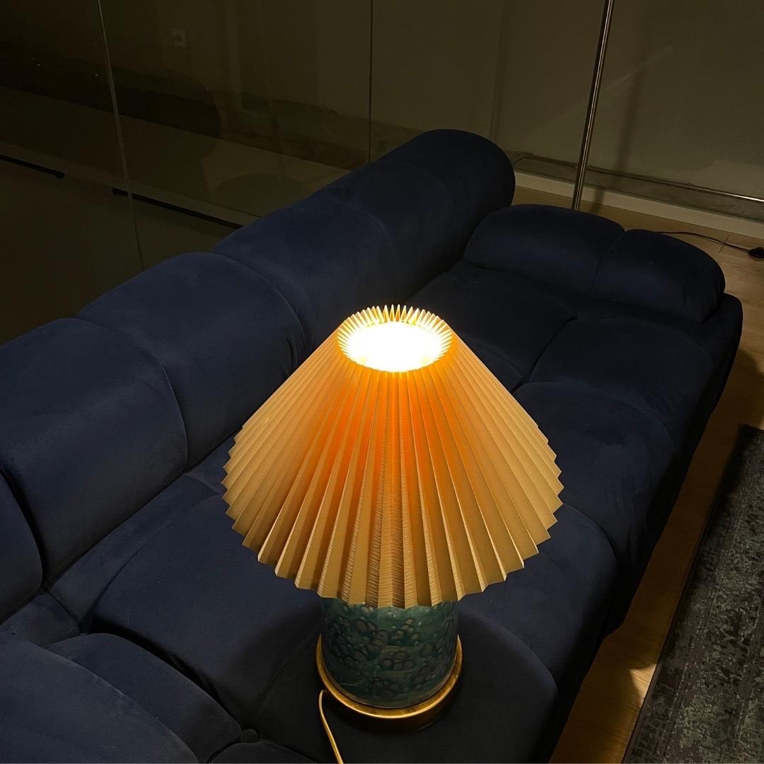 Sofisticación Contemporánea del Siglo XXI: La Lámpara Thalassa, Moderna y Cerámica Glaseado en venta